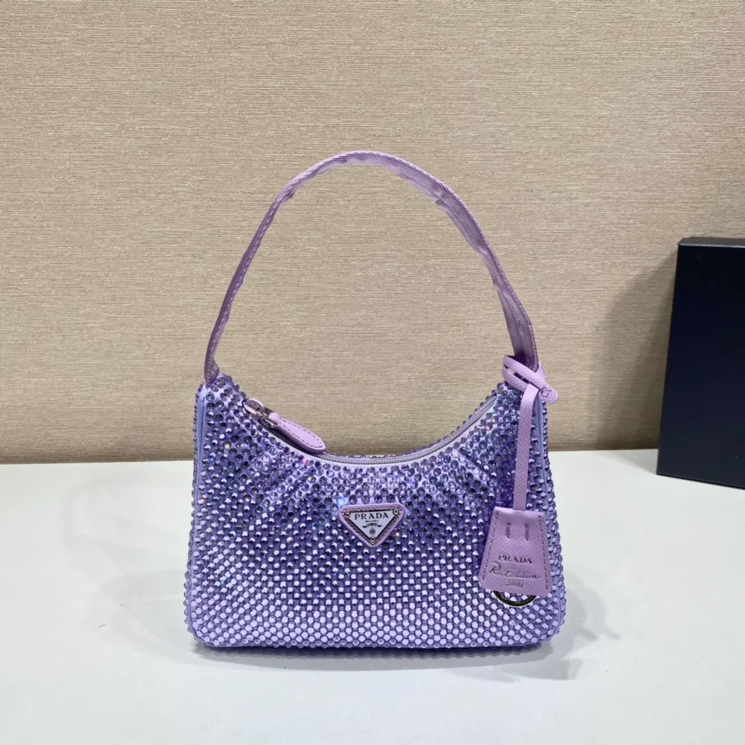 💰1000🎉Flash diamond Hobo🎉🎉New 1NE515 flash diamond, the most beautiful and sparkling rhinestone Hobo 😘😘Imported diamond net. The sparkling appearance. The effect of blingbling under the night light is very eye-catching. The return rate is very high. 🙈🙈Everyone will praise you wherever you take it😘This kind of sparkling diamond bag is also very easy to match with clothes, so cute and cool , suitable for any occasion, the popular elements of Hobo have always been recognized by Internet celebrities/celebrities, and it is a permanently popular Hobo🙊🙊worth buying👍beauties😘Length 23x Height 13x Bottom 5cm