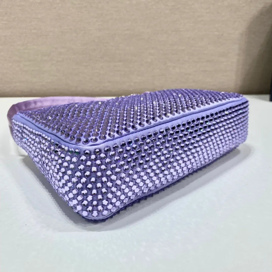 💰1000🎉Flash diamond Hobo🎉🎉New 1NE515 flash diamond, the most beautiful and sparkling rhinestone Hobo 😘😘Imported diamond net. The sparkling appearance. The effect of blingbling under the night light is very eye-catching. The return rate is very high. 🙈🙈Everyone will praise you wherever you take it😘This kind of sparkling diamond bag is also very easy to match with clothes, so cute and cool , suitable for any occasion, the popular elements of Hobo have always been recognized by Internet celebrities/celebrities, and it is a permanently popular Hobo🙊🙊worth buying👍beauties😘Length 23x Height 13x Bottom 5cm
