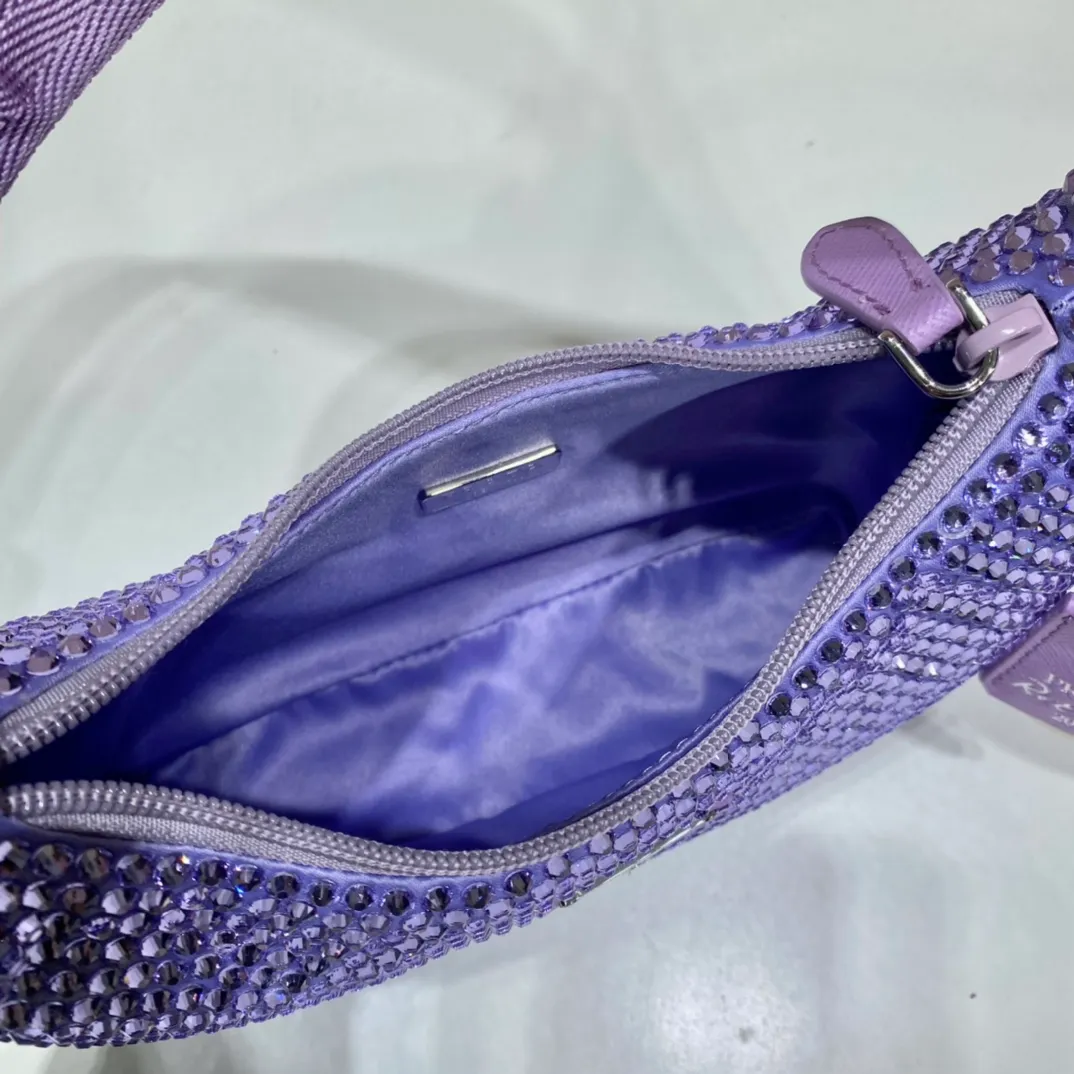 💰1000🎉Flash diamond Hobo🎉🎉New 1NE515 flash diamond, the most beautiful and sparkling rhinestone Hobo 😘😘Imported diamond net. The sparkling appearance. The effect of blingbling under the night light is very eye-catching. The return rate is very high. 🙈🙈Everyone will praise you wherever you take it😘This kind of sparkling diamond bag is also very easy to match with clothes, so cute and cool , suitable for any occasion, the popular elements of Hobo have always been recognized by Internet celebrities/celebrities, and it is a permanently popular Hobo🙊🙊worth buying👍beauties😘Length 23x Height 13x Bottom 5cm
