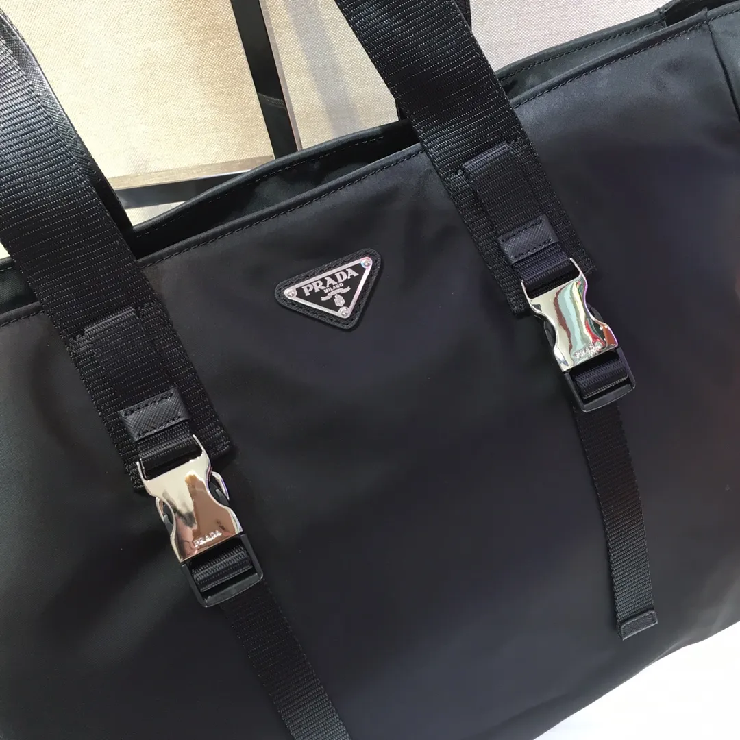 💰1260🆕Exclusive debut🆕New shopping bag 2VG042🤙🤙, another popular sports style bag, original item👏🏻👏🏻made of imported nylon fabric, top hardware, nylon double handles and cross-grain cowhide trim, two sides A practical drawstring inner bag, a zipper bag on the back, and 🉑️ can be inserted into the trolley case, suitable for daily carrying and business trips, the best of both worlds 🙊🙊lightweight and practical🙋🏻🙋🏻165 OEM code, length 40 height 34 bottom 16cm🤙🤙🤙💰💰💰