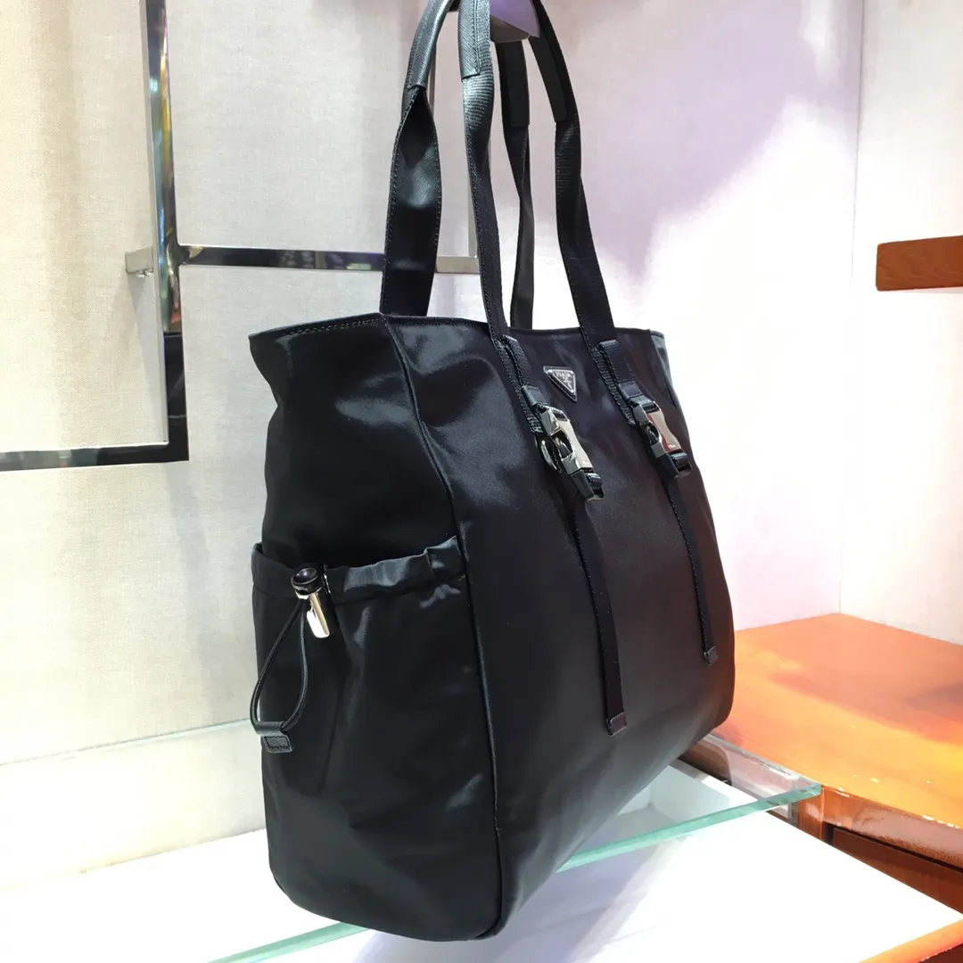 💰1260🆕Exclusive debut🆕New shopping bag 2VG042🤙🤙, another popular sports style bag, original item👏🏻👏🏻made of imported nylon fabric, top hardware, nylon double handles and cross-grain cowhide trim, two sides A practical drawstring inner bag, a zipper bag on the back, and 🉑️ can be inserted into the trolley case, suitable for daily carrying and business trips, the best of both worlds 🙊🙊lightweight and practical🙋🏻🙋🏻165 OEM code, length 40 height 34 bottom 16cm🤙🤙🤙💰💰💰