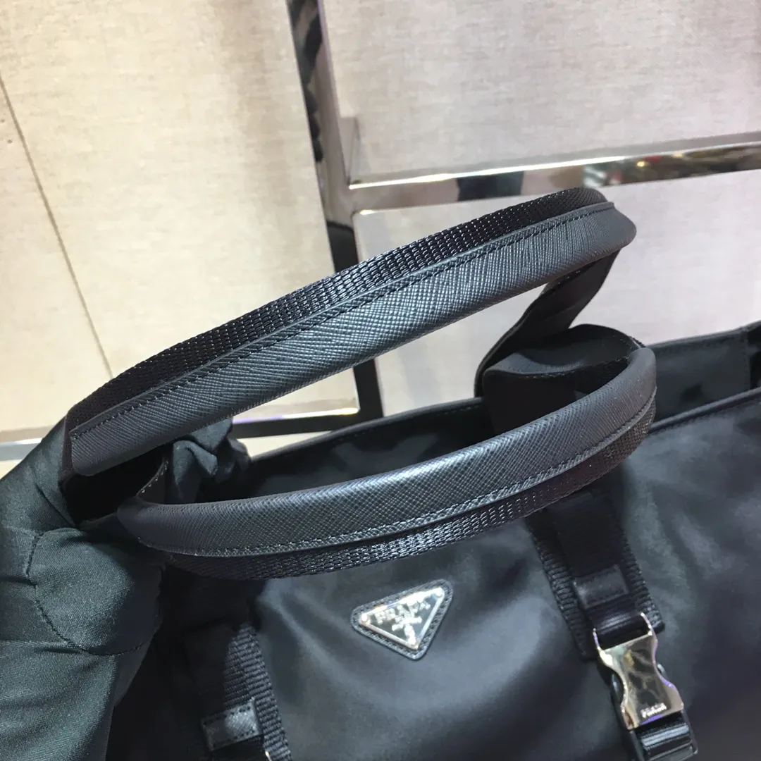 💰1260🆕Exclusive debut🆕New shopping bag 2VG042🤙🤙, another popular sports style bag, original item👏🏻👏🏻made of imported nylon fabric, top hardware, nylon double handles and cross-grain cowhide trim, two sides A practical drawstring inner bag, a zipper bag on the back, and 🉑️ can be inserted into the trolley case, suitable for daily carrying and business trips, the best of both worlds 🙊🙊lightweight and practical🙋🏻🙋🏻165 OEM code, length 40 height 34 bottom 16cm🤙🤙🤙💰💰💰