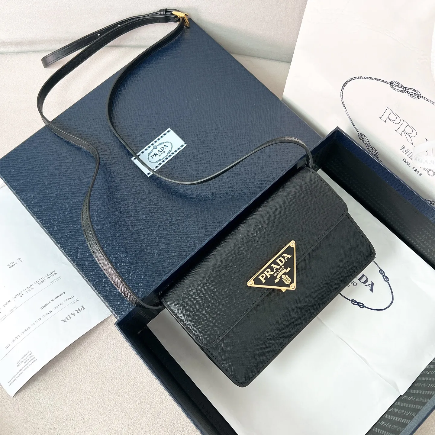 💰1260✨New product debut✨The new series of shoulder bags 1BD386 is made of classic cross-grain cowhide and calfskin. It is decorated with a unique lock buckle with the iconic triangle logo. The overall style of the bag is simple and elegant. The golden metal hardware gives a retro color. Fashion and retro style are combined. The interior double compartment capacity is also great. It is equipped with a card slot. The wide shoulder strap design makes the upper body very stylish~ A new fashion trend-setter that combines retro fashion and practicality😘 Size 19.5*11.5*5