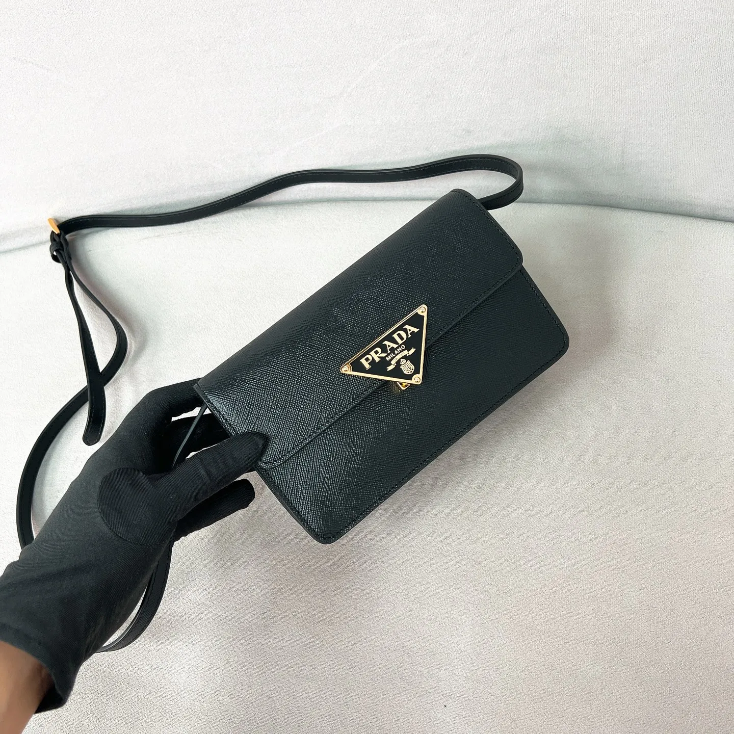 💰1260✨New product debut✨The new series of shoulder bags 1BD386 is made of classic cross-grain cowhide and calfskin. It is decorated with a unique lock buckle with the iconic triangle logo. The overall style of the bag is simple and elegant. The golden metal hardware gives a retro color. Fashion and retro style are combined. The interior double compartment capacity is also great. It is equipped with a card slot. The wide shoulder strap design makes the upper body very stylish~ A new fashion trend-setter that combines retro fashion and practicality😘 Size 19.5*11.5*5