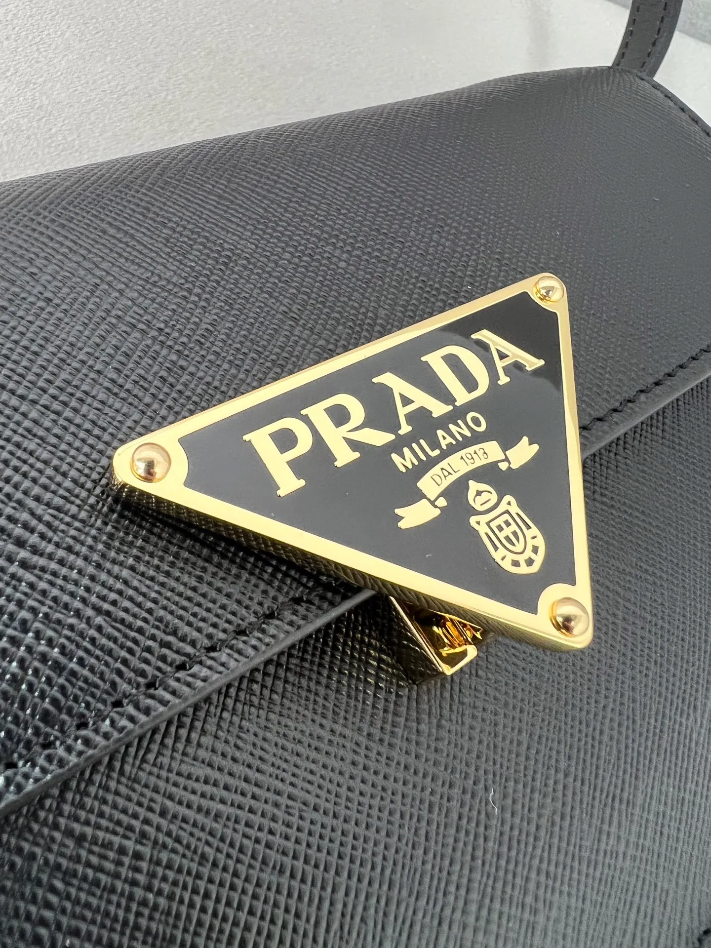💰1260✨New product debut✨The new series of shoulder bags 1BD386 is made of classic cross-grain cowhide and calfskin. It is decorated with a unique lock buckle with the iconic triangle logo. The overall style of the bag is simple and elegant. The golden metal hardware gives a retro color. Fashion and retro style are combined. The interior double compartment capacity is also great. It is equipped with a card slot. The wide shoulder strap design makes the upper body very stylish~ A new fashion trend-setter that combines retro fashion and practicality😘 Size 19.5*11.5*5