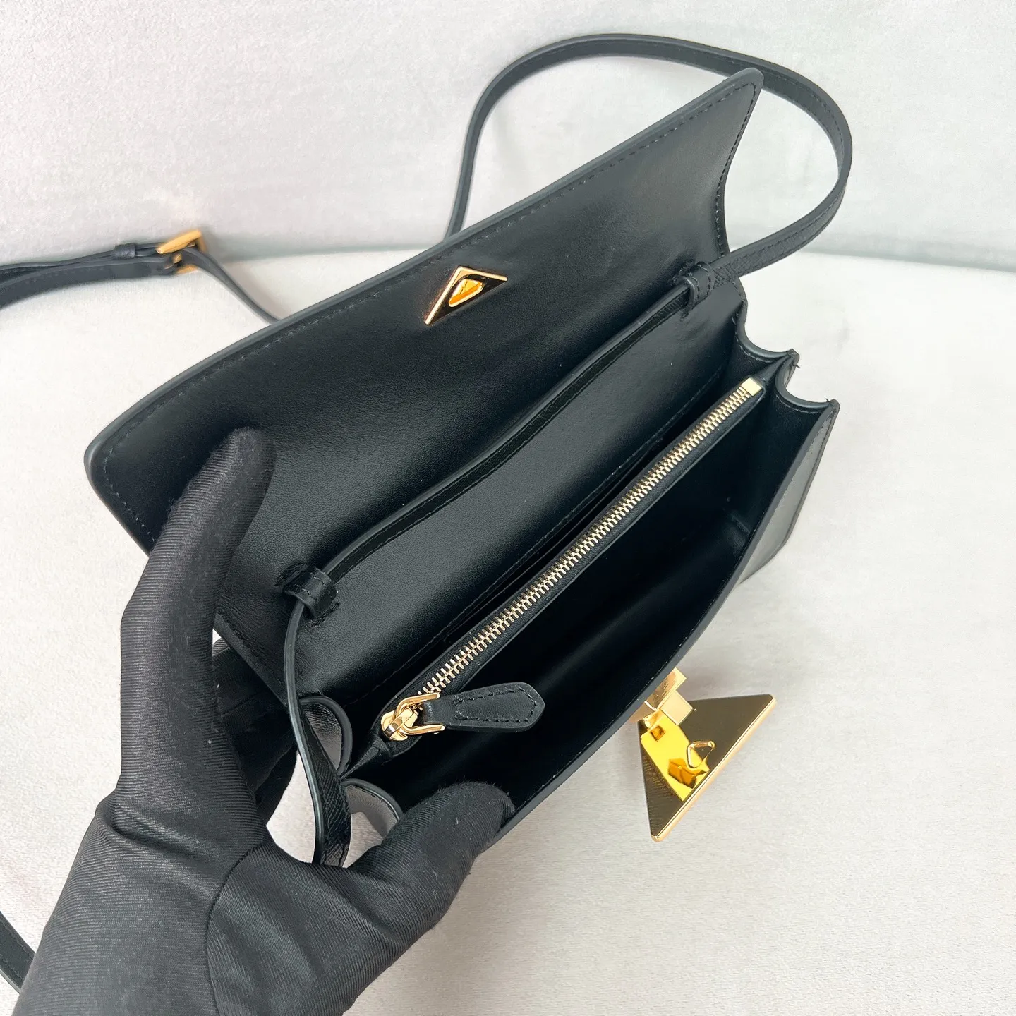 💰1260✨New product debut✨The new series of shoulder bags 1BD386 is made of classic cross-grain cowhide and calfskin. It is decorated with a unique lock buckle with the iconic triangle logo. The overall style of the bag is simple and elegant. The golden metal hardware gives a retro color. Fashion and retro style are combined. The interior double compartment capacity is also great. It is equipped with a card slot. The wide shoulder strap design makes the upper body very stylish~ A new fashion trend-setter that combines retro fashion and practicality😘 Size 19.5*11.5*5