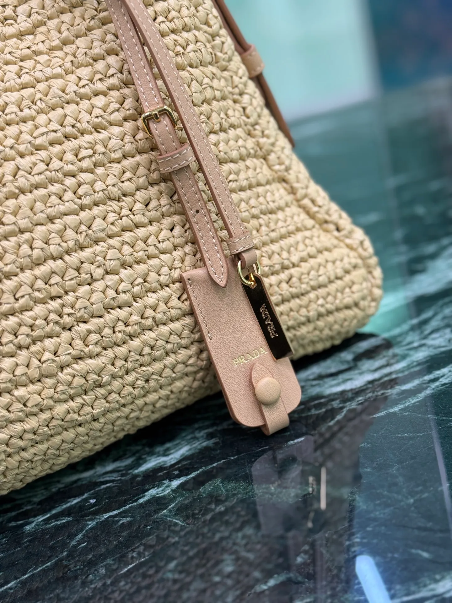 💰1600🌟Straw Aimee Underarm Bag Hobo underarm bag has a simple design, hand-woven with imported raffia, with a metal triangle enamel logo on the front and a detachable leather shoulder strap. It is practical, lightweight, large in capacity, high-end and versatile. Size: length 39x height 24x bottom 12cm Style number: 1BC228