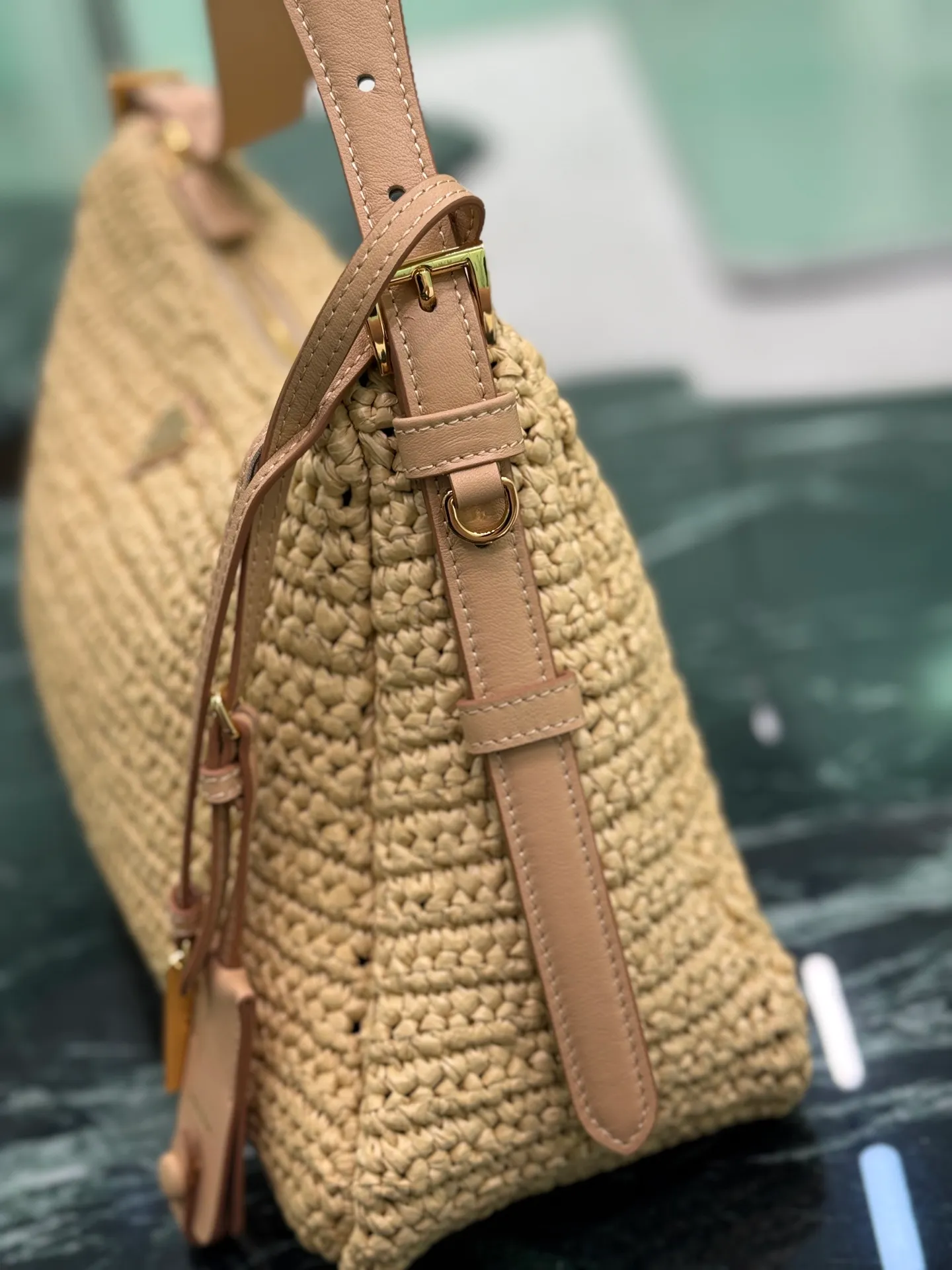 💰1600🌟Straw Aimee Underarm Bag Hobo underarm bag has a simple design, hand-woven with imported raffia, with a metal triangle enamel logo on the front and a detachable leather shoulder strap. It is practical, lightweight, large in capacity, high-end and versatile. Size: length 39x height 24x bottom 12cm Style number: 1BC228