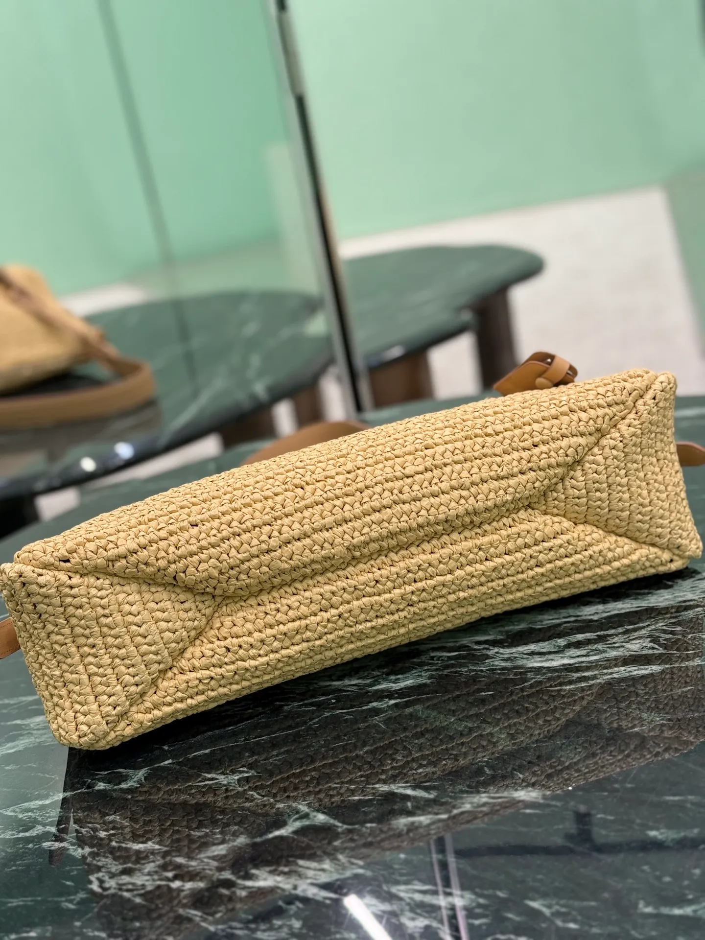 💰1600🌟Straw Aimee Underarm Bag Hobo underarm bag has a simple design, hand-woven with imported raffia, with a metal triangle enamel logo on the front and a detachable leather shoulder strap. It is practical, lightweight, large in capacity, high-end and versatile. Size: length 39x height 24x bottom 12cm Style number: 1BC228
