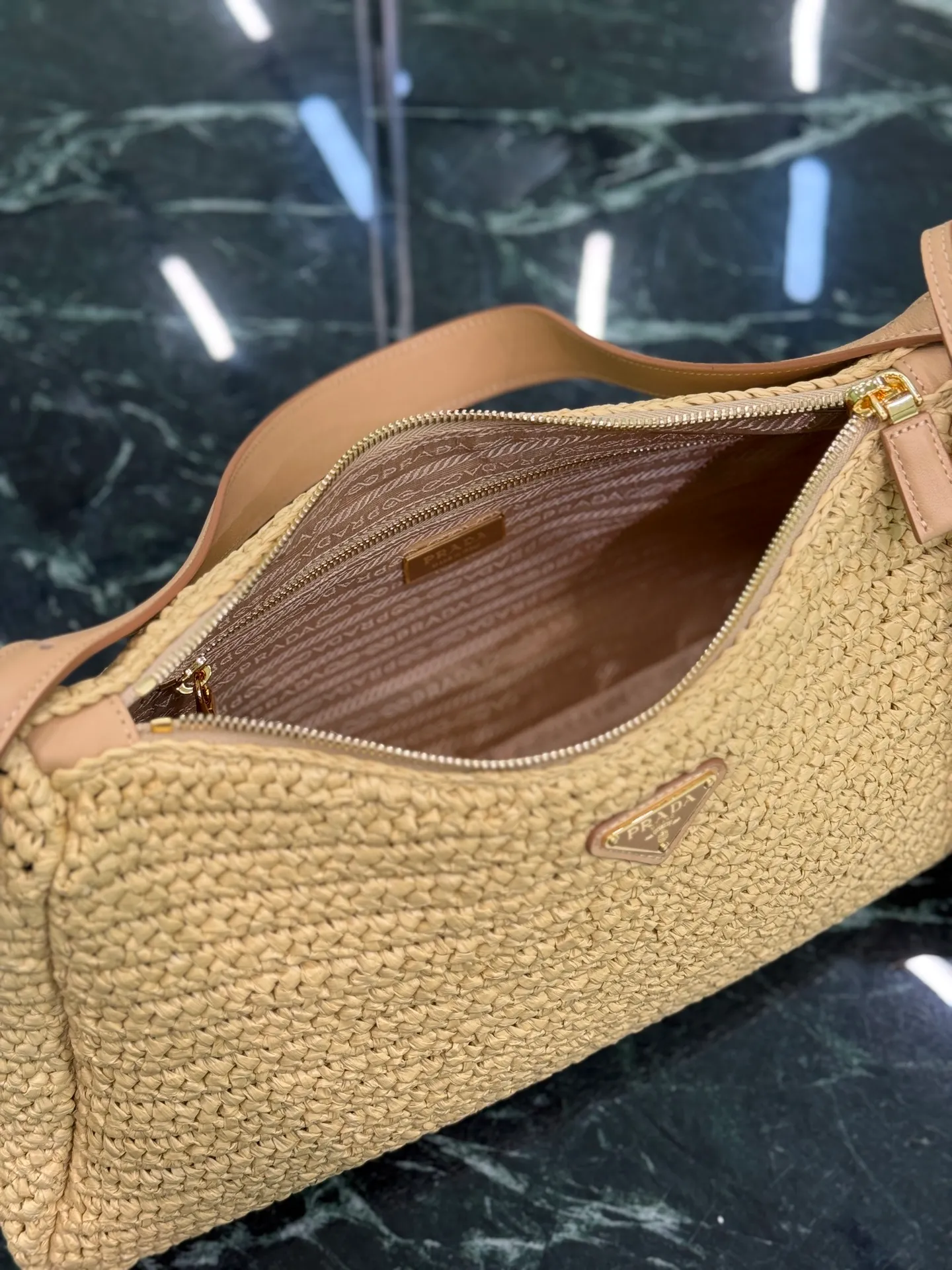 💰1600🌟Straw Aimee Underarm Bag Hobo underarm bag has a simple design, hand-woven with imported raffia, with a metal triangle enamel logo on the front and a detachable leather shoulder strap. It is practical, lightweight, large in capacity, high-end and versatile. Size: length 39x height 24x bottom 12cm Style number: 1BC228