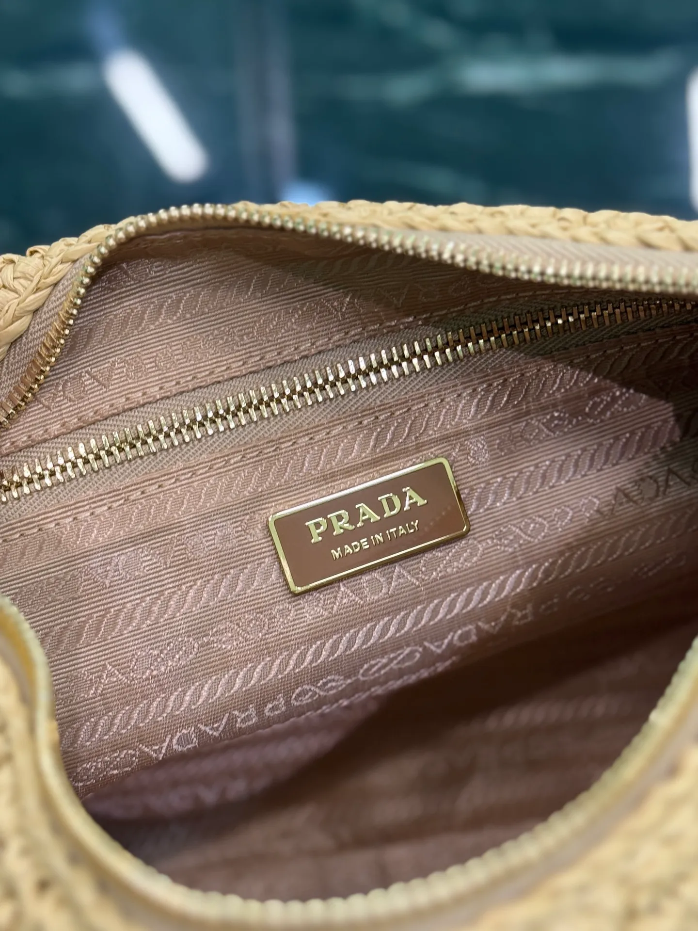 💰1600🌟Straw Aimee Underarm Bag Hobo underarm bag has a simple design, hand-woven with imported raffia, with a metal triangle enamel logo on the front and a detachable leather shoulder strap. It is practical, lightweight, large in capacity, high-end and versatile. Size: length 39x height 24x bottom 12cm Style number: 1BC228