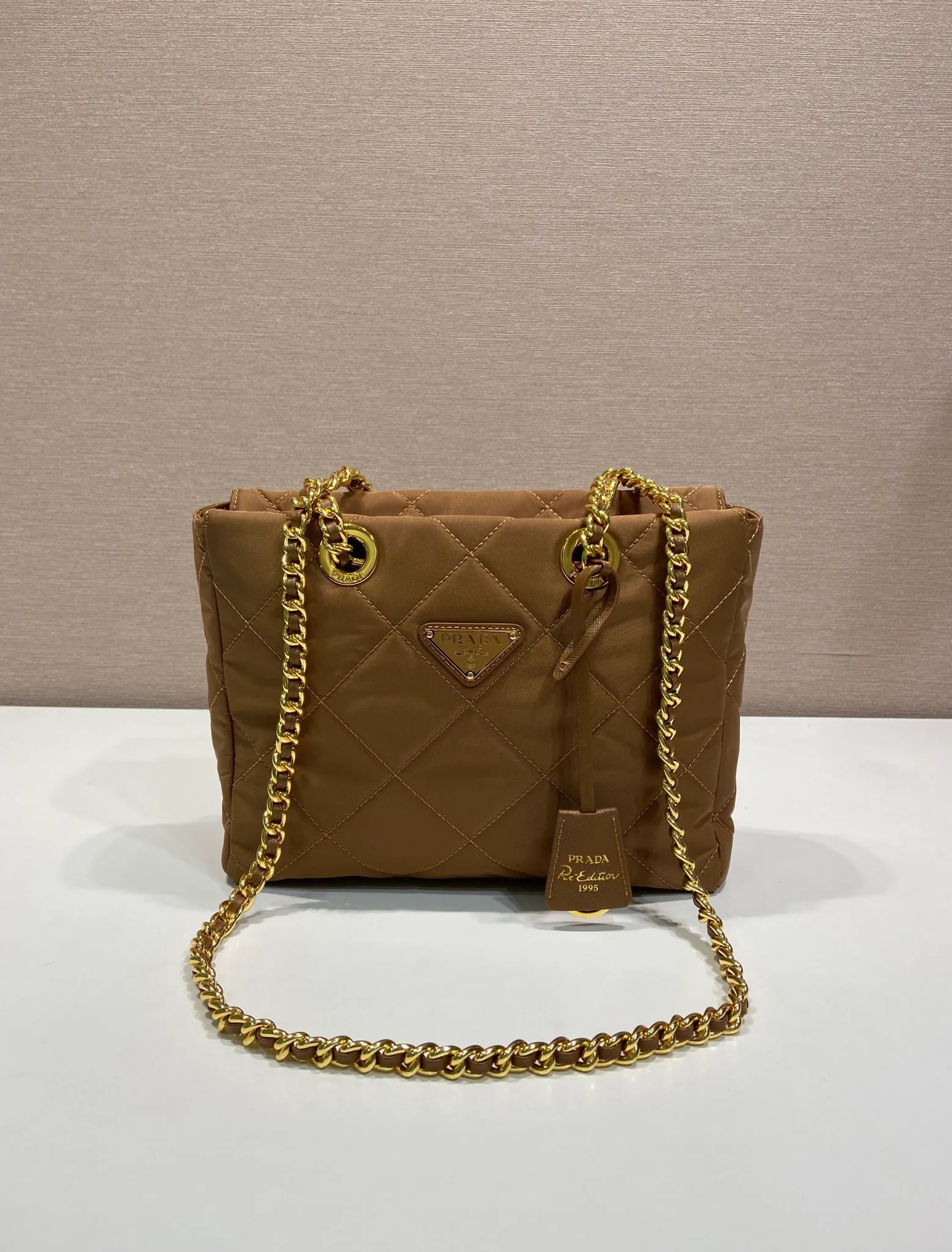 💰1120🎉Second-hand zipper style🎉1BG468 new color🎉🎉 The design of this vintage vintage chain rhombus hobo bag is great👏👏 Purely handmade nylon rhombus design, can be worn on one shoulder, across the body, or carried on the street. The imported black gold chain is really the eternal theme of vintage😘😘It is simple and elegant, and the capacity is very large👍The upper body is particularly trendy, versatile and fashionable. No matter casual or formal, they all have a stable temperament. Hurry up and get it🙊I love this second-hand hobo bag😘😘 Length 25x Height 24x Bottom 5cm