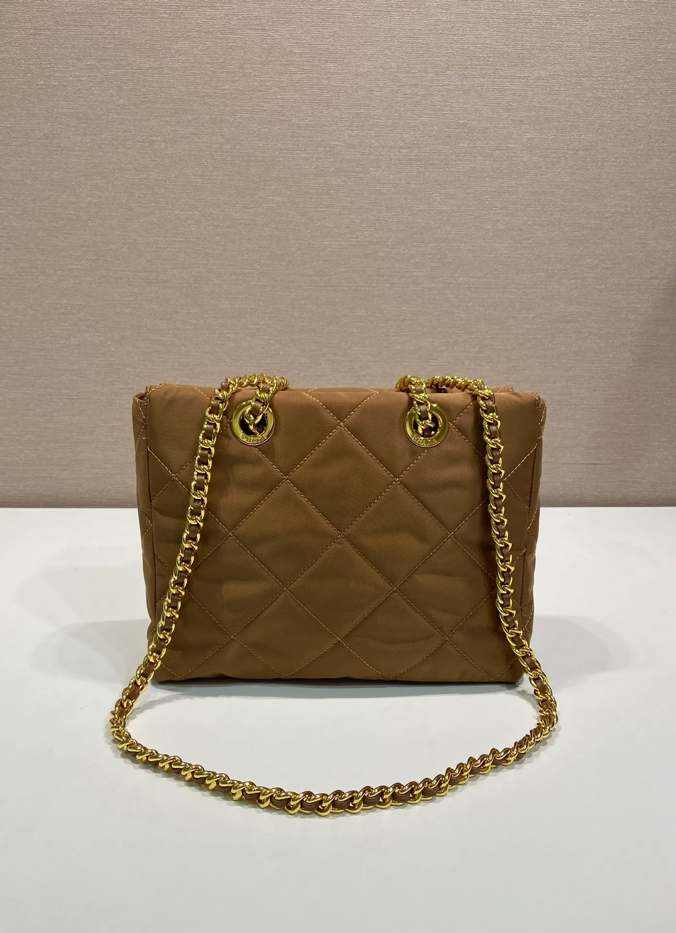 💰1120🎉Second-hand zipper style🎉1BG468 new color🎉🎉 The design of this vintage vintage chain rhombus hobo bag is great👏👏 Purely handmade nylon rhombus design, can be worn on one shoulder, across the body, or carried on the street. The imported black gold chain is really the eternal theme of vintage😘😘It is simple and elegant, and the capacity is very large👍The upper body is particularly trendy, versatile and fashionable. No matter casual or formal, they all have a stable temperament. Hurry up and get it🙊I love this second-hand hobo bag😘😘 Length 25x Height 24x Bottom 5cm