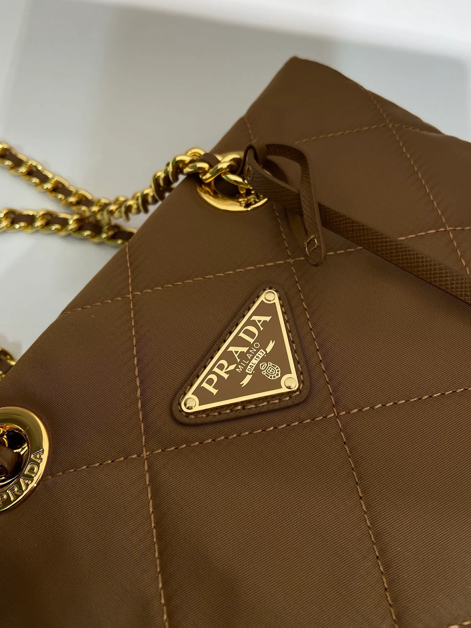 💰1120🎉Second-hand zipper style🎉1BG468 new color🎉🎉 The design of this vintage vintage chain rhombus hobo bag is great👏👏 Purely handmade nylon rhombus design, can be worn on one shoulder, across the body, or carried on the street. The imported black gold chain is really the eternal theme of vintage😘😘It is simple and elegant, and the capacity is very large👍The upper body is particularly trendy, versatile and fashionable. No matter casual or formal, they all have a stable temperament. Hurry up and get it🙊I love this second-hand hobo bag😘😘 Length 25x Height 24x Bottom 5cm