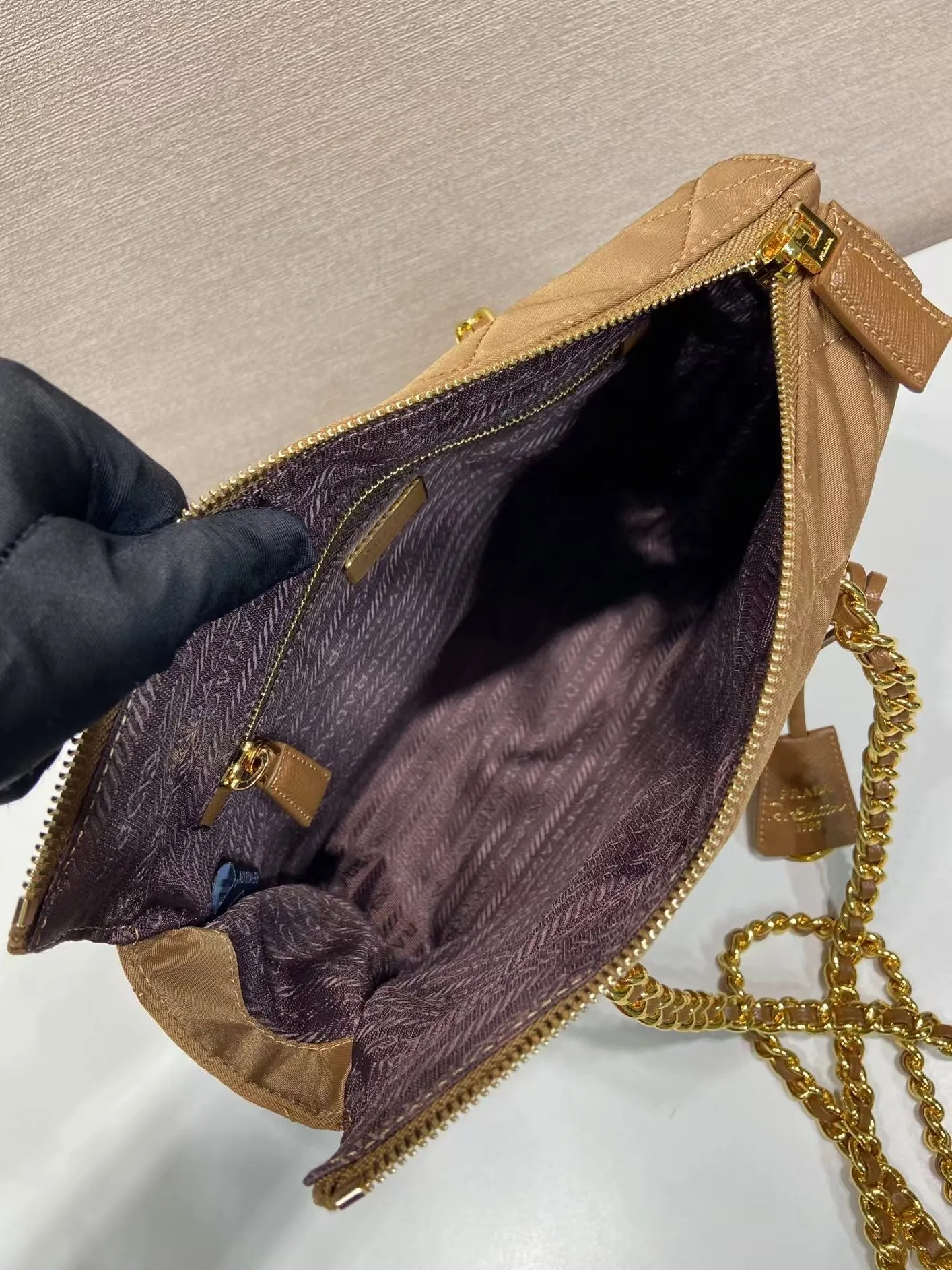 💰1120🎉Second-hand zipper style🎉1BG468 new color🎉🎉 The design of this vintage vintage chain rhombus hobo bag is great👏👏 Purely handmade nylon rhombus design, can be worn on one shoulder, across the body, or carried on the street. The imported black gold chain is really the eternal theme of vintage😘😘It is simple and elegant, and the capacity is very large👍The upper body is particularly trendy, versatile and fashionable. No matter casual or formal, they all have a stable temperament. Hurry up and get it🙊I love this second-hand hobo bag😘😘 Length 25x Height 24x Bottom 5cm