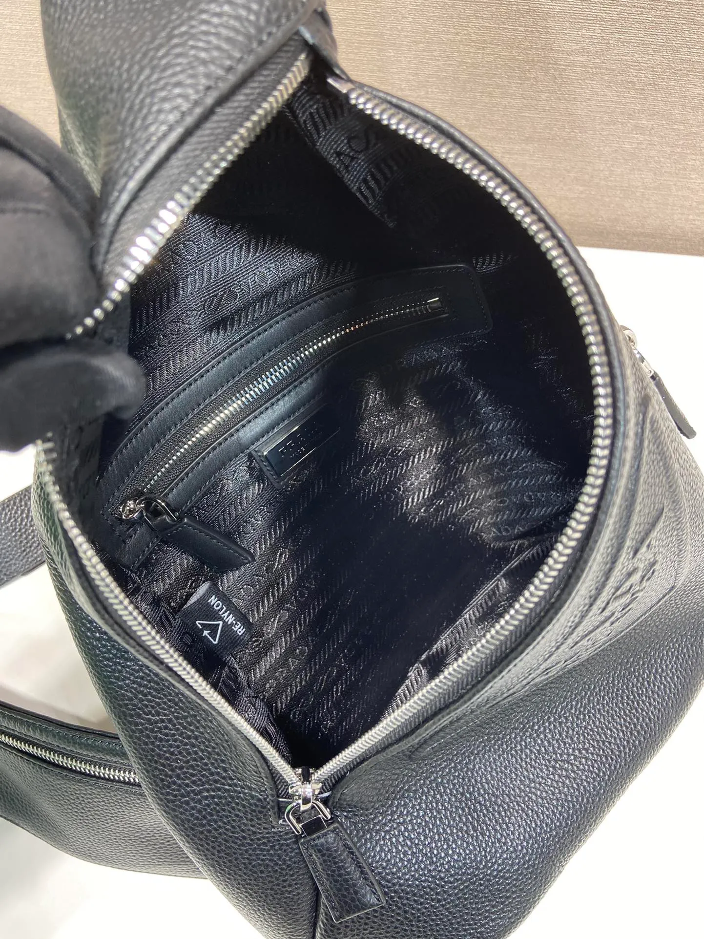 💰1300🎉New chest bag🎉2VZ092 full leather🎉 The autumn and winter men's chest bag is made of imported deerskin grain cow leather. The style of the bag is somewhere between a backpack and a shoulder bag, demonstrating a mixed design style. The adjustable woven nylon shoulder strap with side release buckle highlights functionality, and the signature enameled metal triangle logo highlights the brand's style. Simple and elegant, the upper body effect is very cool😎 If you like it, babies, hurry up and get it🎉🎉 Length 26.5x Height 37.5x Bottom 10cm