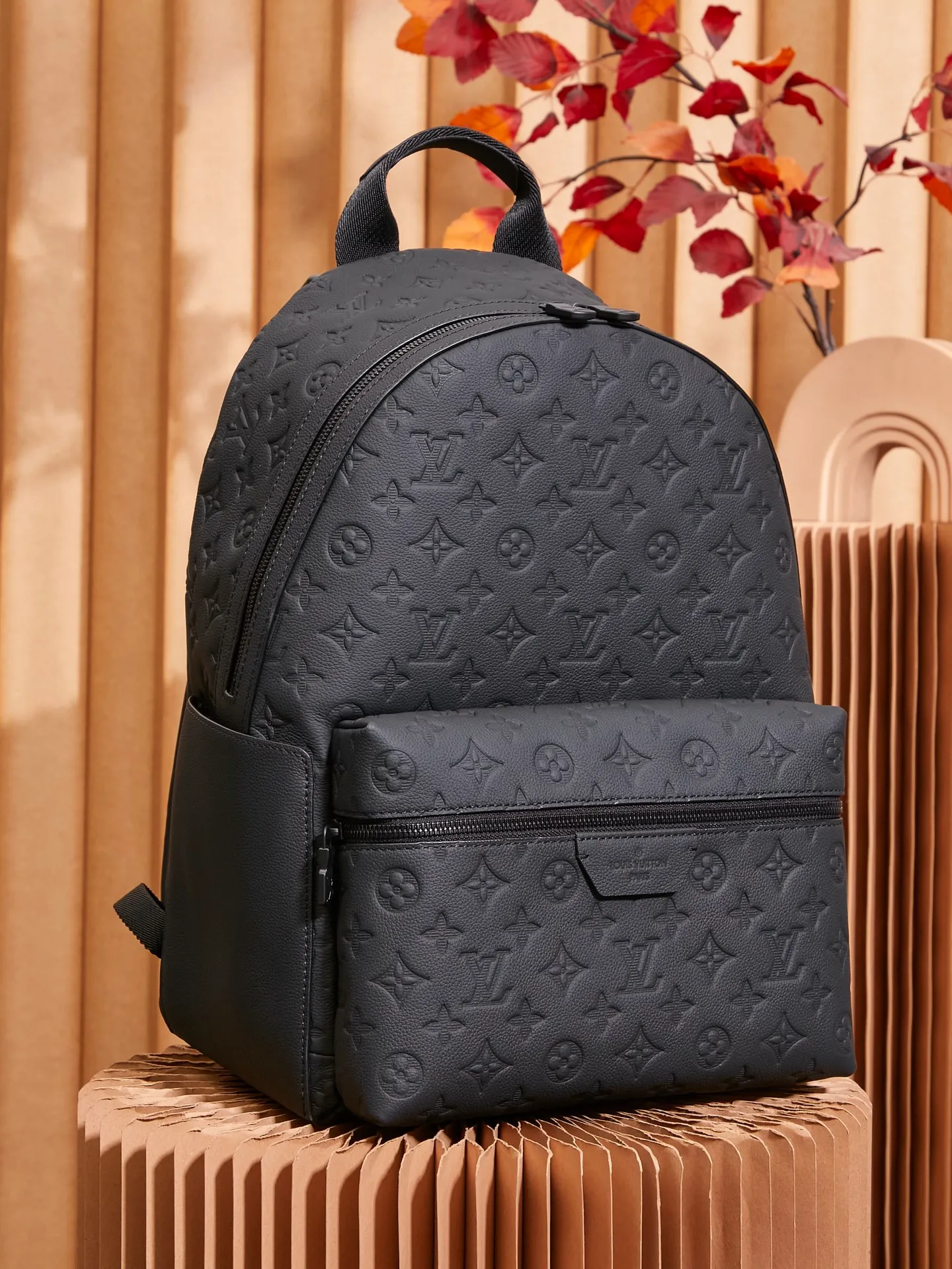 P¥1800👉nfc163C01 dynamic chip version👈 [100% MB special grade A-grade black steel, all-steel original leather] This Discovery backpack is made of Monogram embossed cow leather to create a soft and close-fitting structure, supplemented by the calm atmosphere of metal parts. The outer bag makes it easy to access and store accompanying items, while the inner bag allows for orderly storage. Cow leather One cow leather trim One fabric lining One metal hardware One pair of zipper closure One open side pocket One zippered front pocket One inner patch pocket One handle: Single handle! ! Model: M46553; Size: 29x38x20CM