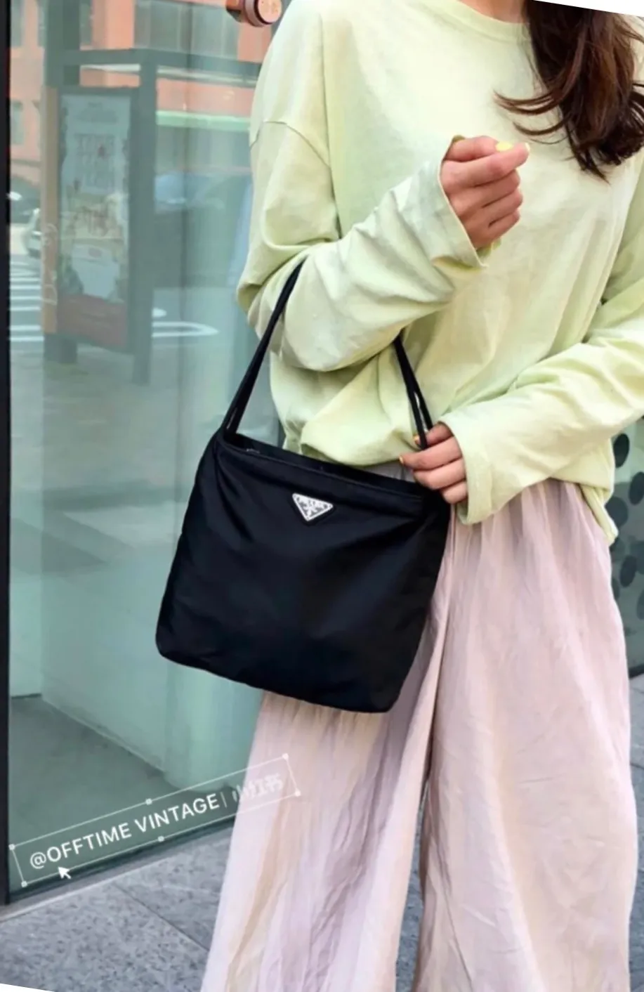 💰660🎉Second-hand tote bag🎉This second-hand tote bag is made of imported nylon fabric with a lattice zipper design in the middle. It can be carried by hand or on the shoulder. It is light and simple😘The capacity is very large, and the upper body effect is particularly trendy, versatile and fashionable. No matter casual or formal. It’s all about stability and style, hurry up and get it😘 I love this medieval tote bag so much🎉🎉 Style number: B6243 Length 22x Height 23x Bottom 5cm