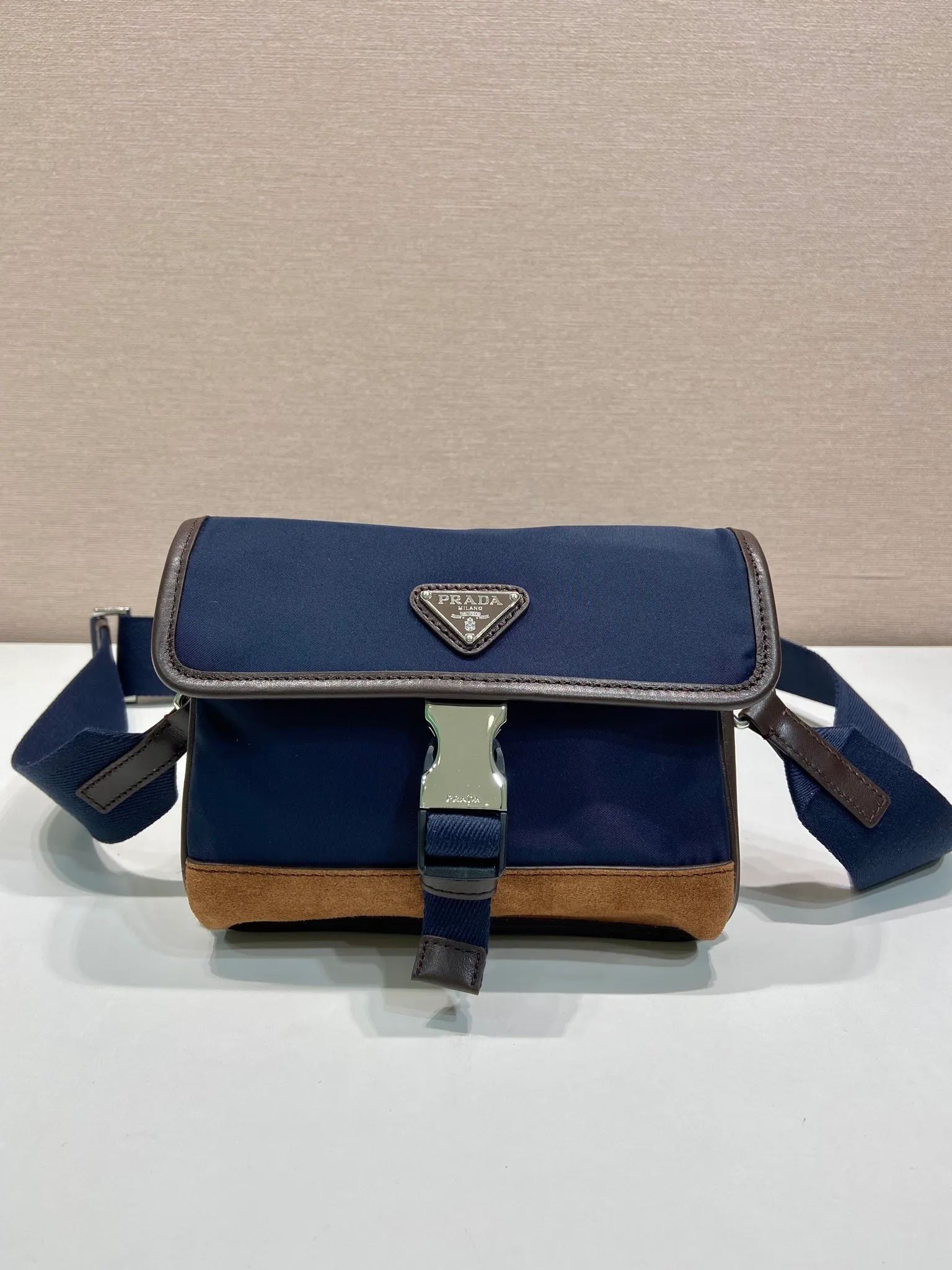 💰740🎉New mini messenger bag🎉2ZH108👏👏New color The mini messenger bag has a super unique shape. It is definitely worth buying for the current super popular small bag trend! And it has an inexplicable retro feel🙊I like the design of PRD so much. It’s fashionable😘 For fashionistas who have countless bags, I recommend this simple and elegant design , a triangular logo is enough to show off the stylish atmosphere of personality, easy to use in daily life, recommended for men and women👧🏻➕👨🏻, length 18x height 14x base 3cm👏👏👏💰💰💰