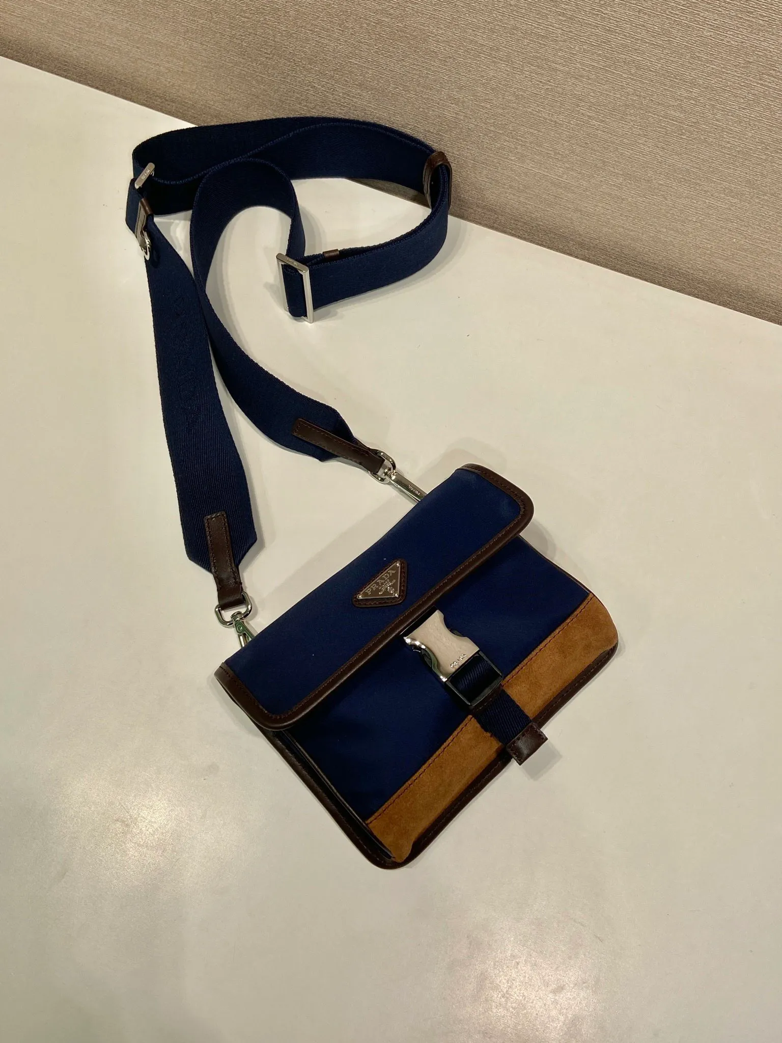 💰740🎉New mini messenger bag🎉2ZH108👏👏New color The mini messenger bag has a super unique shape. It is definitely worth buying for the current super popular small bag trend! And it has an inexplicable retro feel🙊I like the design of PRD so much. It’s fashionable😘 For fashionistas who have countless bags, I recommend this simple and elegant design , a triangular logo is enough to show off the stylish atmosphere of personality, easy to use in daily life, recommended for men and women👧🏻➕👨🏻, length 18x height 14x base 3cm👏👏👏💰💰💰