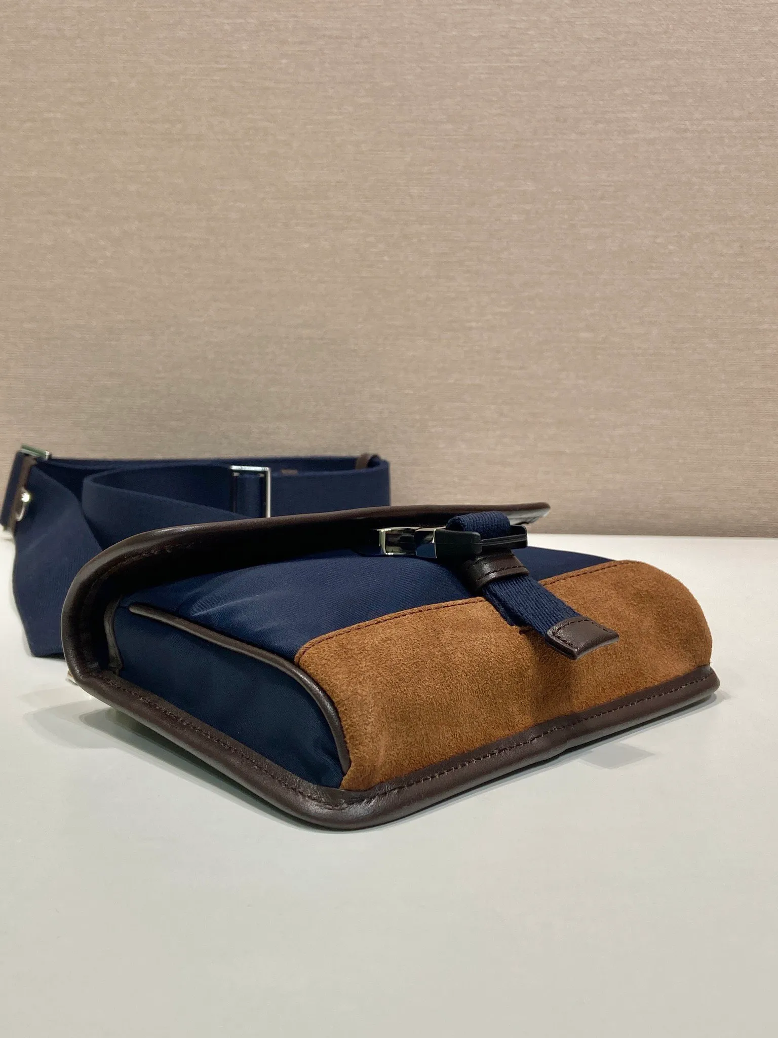 💰740🎉New mini messenger bag🎉2ZH108👏👏New color The mini messenger bag has a super unique shape. It is definitely worth buying for the current super popular small bag trend! And it has an inexplicable retro feel🙊I like the design of PRD so much. It’s fashionable😘 For fashionistas who have countless bags, I recommend this simple and elegant design , a triangular logo is enough to show off the stylish atmosphere of personality, easy to use in daily life, recommended for men and women👧🏻➕👨🏻, length 18x height 14x base 3cm👏👏👏💰💰💰