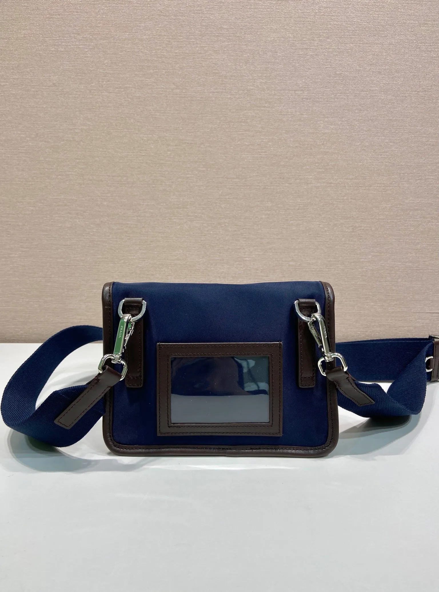 💰740🎉New mini messenger bag🎉2ZH108👏👏New color The mini messenger bag has a super unique shape. It is definitely worth buying for the current super popular small bag trend! And it has an inexplicable retro feel🙊I like the design of PRD so much. It’s fashionable😘 For fashionistas who have countless bags, I recommend this simple and elegant design , a triangular logo is enough to show off the stylish atmosphere of personality, easy to use in daily life, recommended for men and women👧🏻➕👨🏻, length 18x height 14x base 3cm👏👏👏💰💰💰