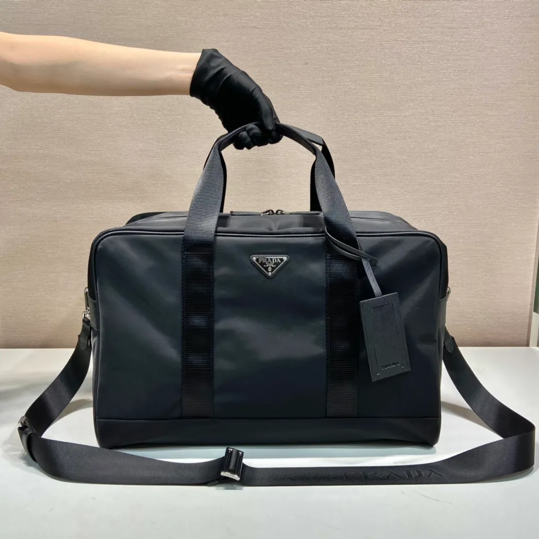 💰1320🎉New travel bag🎉2VC796A with long shoulder strap🎉🎉 This travel bag is made of imported nylon fabric/cross-grain cowhide, woven nylon with handles, an enamel triangle metal logo on the front, and a detachable long shoulder strap🎉, very casual and simple. It’s no problem to carry it for daily use or on business trips😘Hurry up and get it🎉🎉 Length 44x Height 28x Bottom 23cm