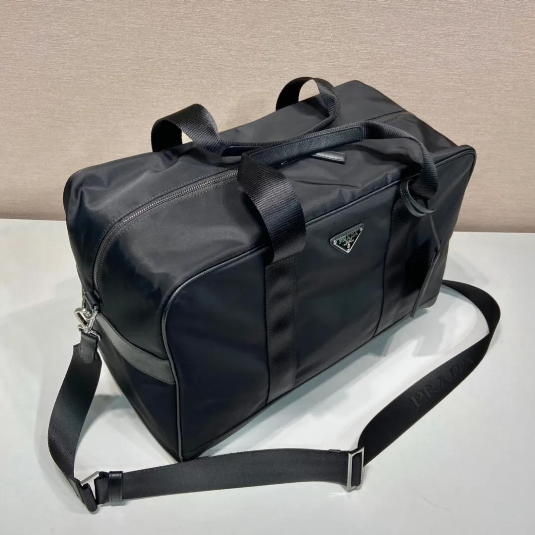 💰1320🎉New travel bag🎉2VC796A with long shoulder strap🎉🎉 This travel bag is made of imported nylon fabric/cross-grain cowhide, woven nylon with handles, an enamel triangle metal logo on the front, and a detachable long shoulder strap🎉, very casual and simple. It’s no problem to carry it for daily use or on business trips😘Hurry up and get it🎉🎉 Length 44x Height 28x Bottom 23cm