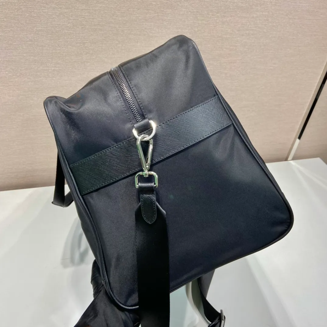 💰1320🎉New travel bag🎉2VC796A with long shoulder strap🎉🎉 This travel bag is made of imported nylon fabric/cross-grain cowhide, woven nylon with handles, an enamel triangle metal logo on the front, and a detachable long shoulder strap🎉, very casual and simple. It’s no problem to carry it for daily use or on business trips😘Hurry up and get it🎉🎉 Length 44x Height 28x Bottom 23cm