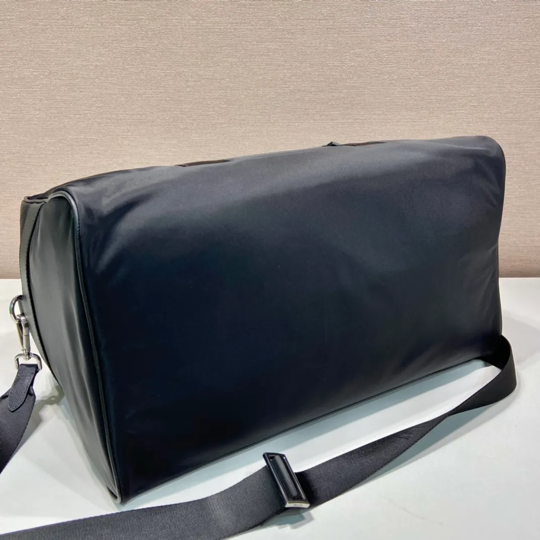 💰1320🎉New travel bag🎉2VC796A with long shoulder strap🎉🎉 This travel bag is made of imported nylon fabric/cross-grain cowhide, woven nylon with handles, an enamel triangle metal logo on the front, and a detachable long shoulder strap🎉, very casual and simple. It’s no problem to carry it for daily use or on business trips😘Hurry up and get it🎉🎉 Length 44x Height 28x Bottom 23cm