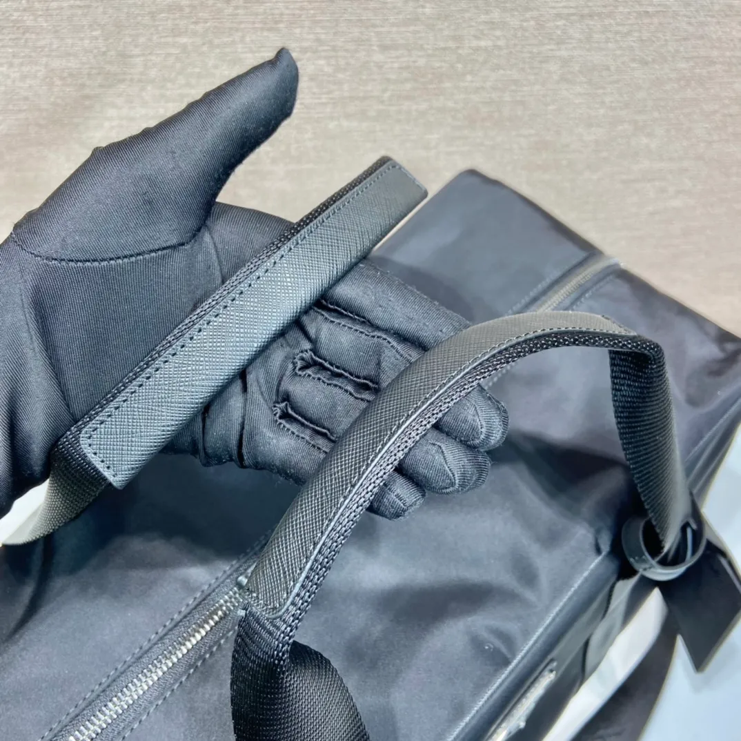💰1320🎉New travel bag🎉2VC796A with long shoulder strap🎉🎉 This travel bag is made of imported nylon fabric/cross-grain cowhide, woven nylon with handles, an enamel triangle metal logo on the front, and a detachable long shoulder strap🎉, very casual and simple. It’s no problem to carry it for daily use or on business trips😘Hurry up and get it🎉🎉 Length 44x Height 28x Bottom 23cm