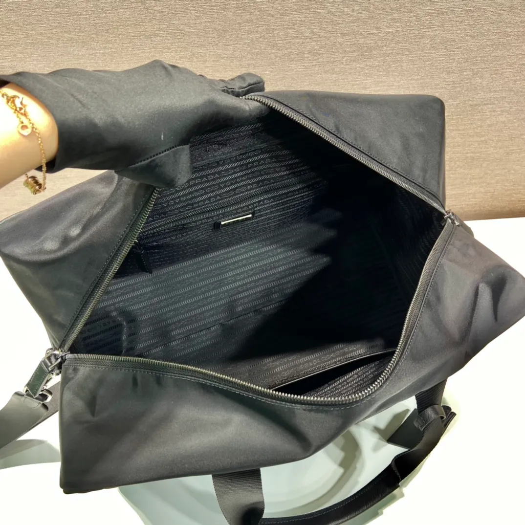 💰1320🎉New travel bag🎉2VC796A with long shoulder strap🎉🎉 This travel bag is made of imported nylon fabric/cross-grain cowhide, woven nylon with handles, an enamel triangle metal logo on the front, and a detachable long shoulder strap🎉, very casual and simple. It’s no problem to carry it for daily use or on business trips😘Hurry up and get it🎉🎉 Length 44x Height 28x Bottom 23cm