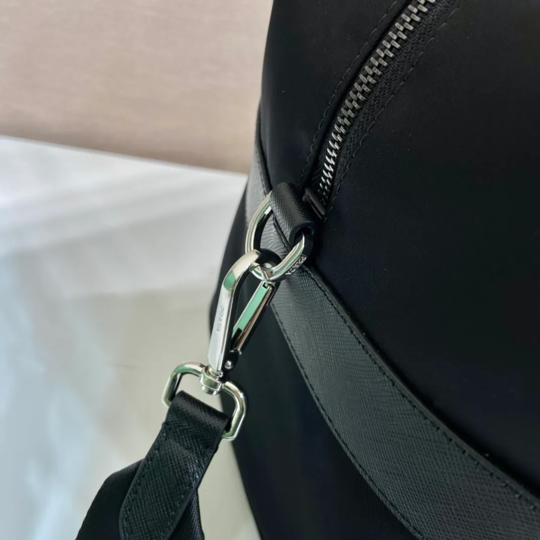 💰1320🎉New travel bag🎉2VC796A with long shoulder strap🎉🎉 This travel bag is made of imported nylon fabric/cross-grain cowhide, woven nylon with handles, an enamel triangle metal logo on the front, and a detachable long shoulder strap🎉, very casual and simple. It’s no problem to carry it for daily use or on business trips😘Hurry up and get it🎉🎉 Length 44x Height 28x Bottom 23cm