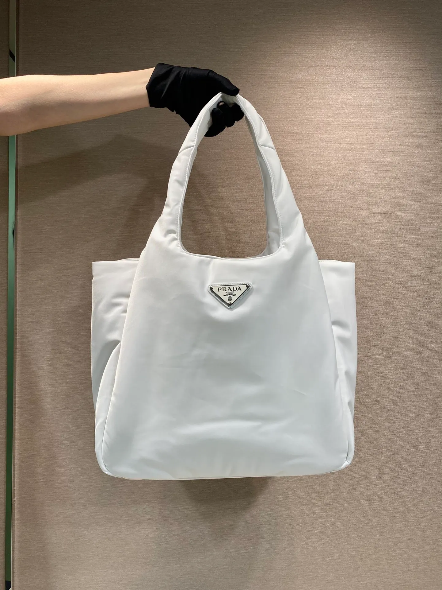 💰1260🎉Extra large tote bag🎉1BG449 nylon fabric🎉🎉 This tote bag style handbag is made of imported nylon fabric, simple and very soft to the touch, casual and fashionable, with double handles and magnetic buckles. Open the bag to reveal the nylon lining and three compartments. The space capacity is very large and lightweight🎉🎉Can be carried on the shoulder🎉🎉If you like babies, hurry up and get it🎉🎉 Length 38x Height 34x Bottom 17cm