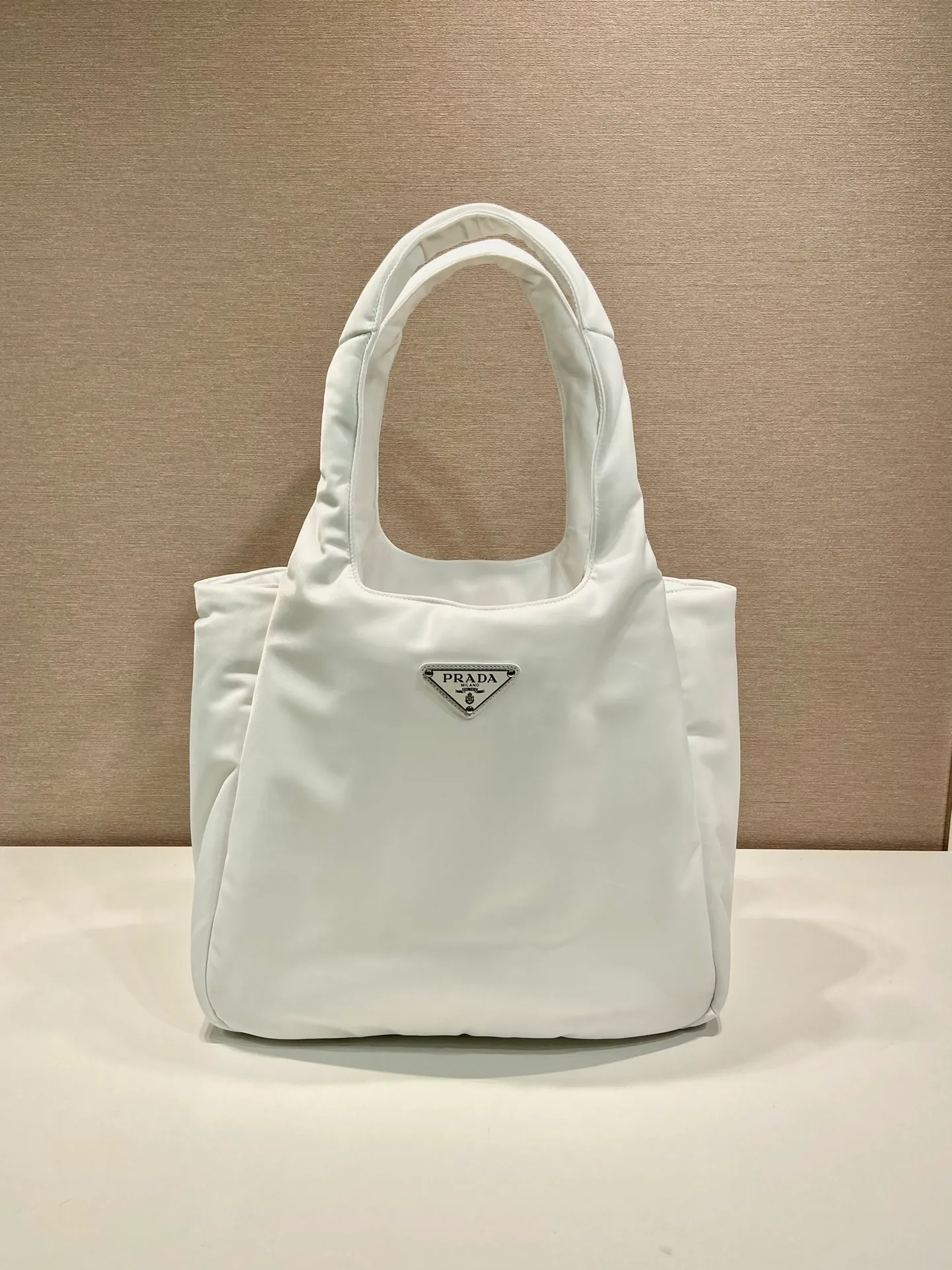 💰1260🎉Extra large tote bag🎉1BG449 nylon fabric🎉🎉 This tote bag style handbag is made of imported nylon fabric, simple and very soft to the touch, casual and fashionable, with double handles and magnetic buckles. Open the bag to reveal the nylon lining and three compartments. The space capacity is very large and lightweight🎉🎉Can be carried on the shoulder🎉🎉If you like babies, hurry up and get it🎉🎉 Length 38x Height 34x Bottom 17cm