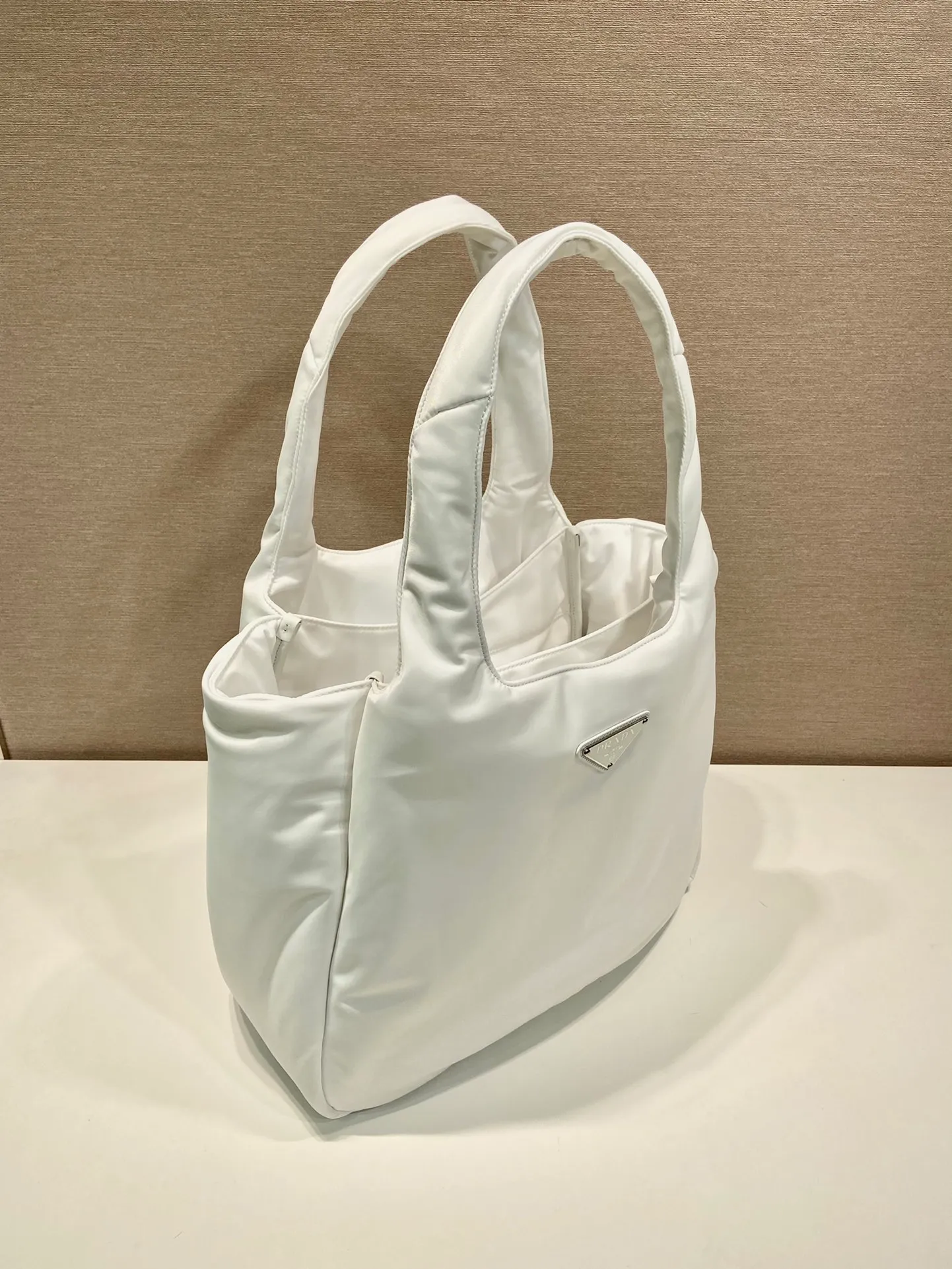 💰1260🎉Extra large tote bag🎉1BG449 nylon fabric🎉🎉 This tote bag style handbag is made of imported nylon fabric, simple and very soft to the touch, casual and fashionable, with double handles and magnetic buckles. Open the bag to reveal the nylon lining and three compartments. The space capacity is very large and lightweight🎉🎉Can be carried on the shoulder🎉🎉If you like babies, hurry up and get it🎉🎉 Length 38x Height 34x Bottom 17cm