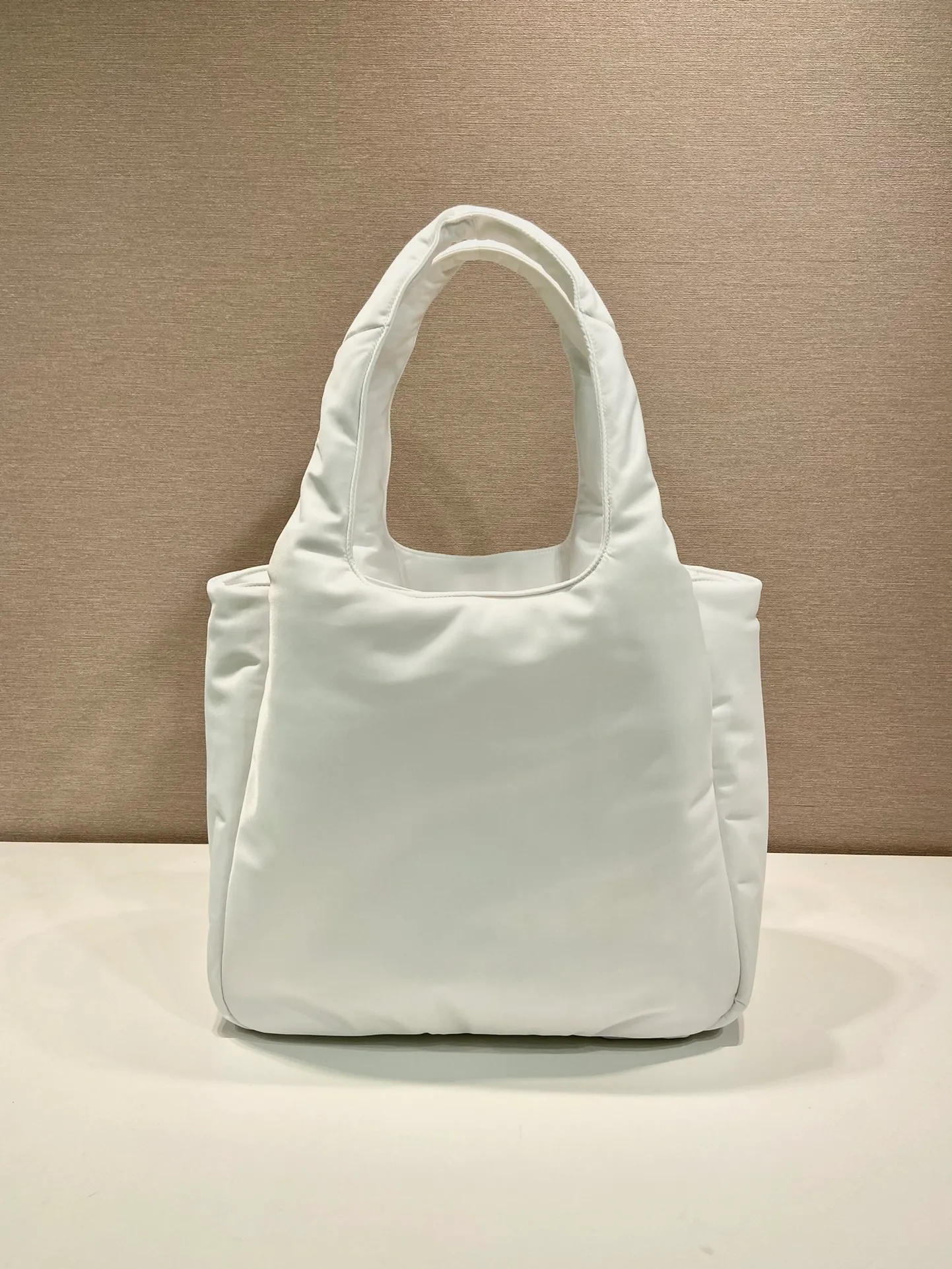 💰1260🎉Extra large tote bag🎉1BG449 nylon fabric🎉🎉 This tote bag style handbag is made of imported nylon fabric, simple and very soft to the touch, casual and fashionable, with double handles and magnetic buckles. Open the bag to reveal the nylon lining and three compartments. The space capacity is very large and lightweight🎉🎉Can be carried on the shoulder🎉🎉If you like babies, hurry up and get it🎉🎉 Length 38x Height 34x Bottom 17cm