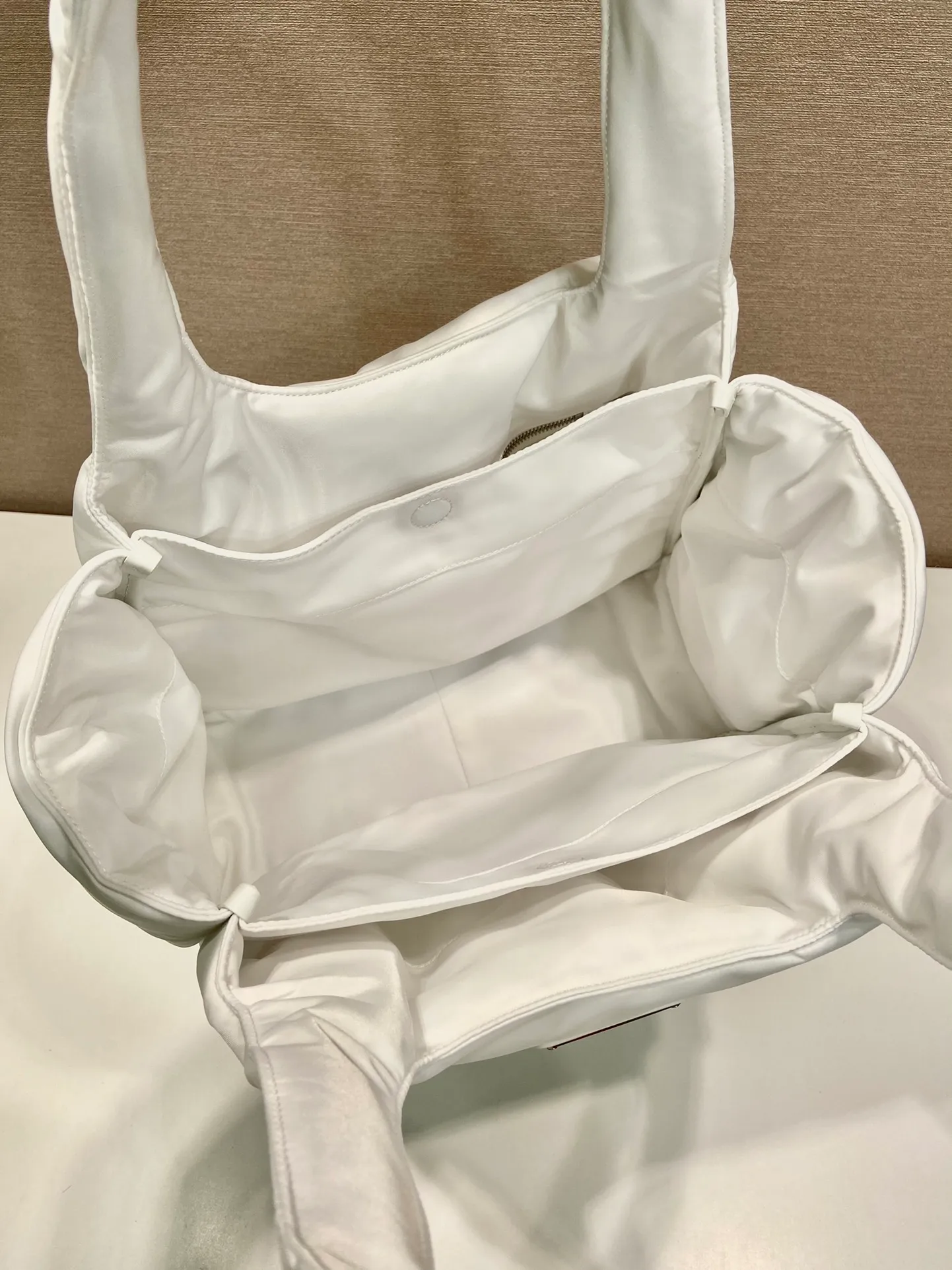 💰1260🎉Extra large tote bag🎉1BG449 nylon fabric🎉🎉 This tote bag style handbag is made of imported nylon fabric, simple and very soft to the touch, casual and fashionable, with double handles and magnetic buckles. Open the bag to reveal the nylon lining and three compartments. The space capacity is very large and lightweight🎉🎉Can be carried on the shoulder🎉🎉If you like babies, hurry up and get it🎉🎉 Length 38x Height 34x Bottom 17cm