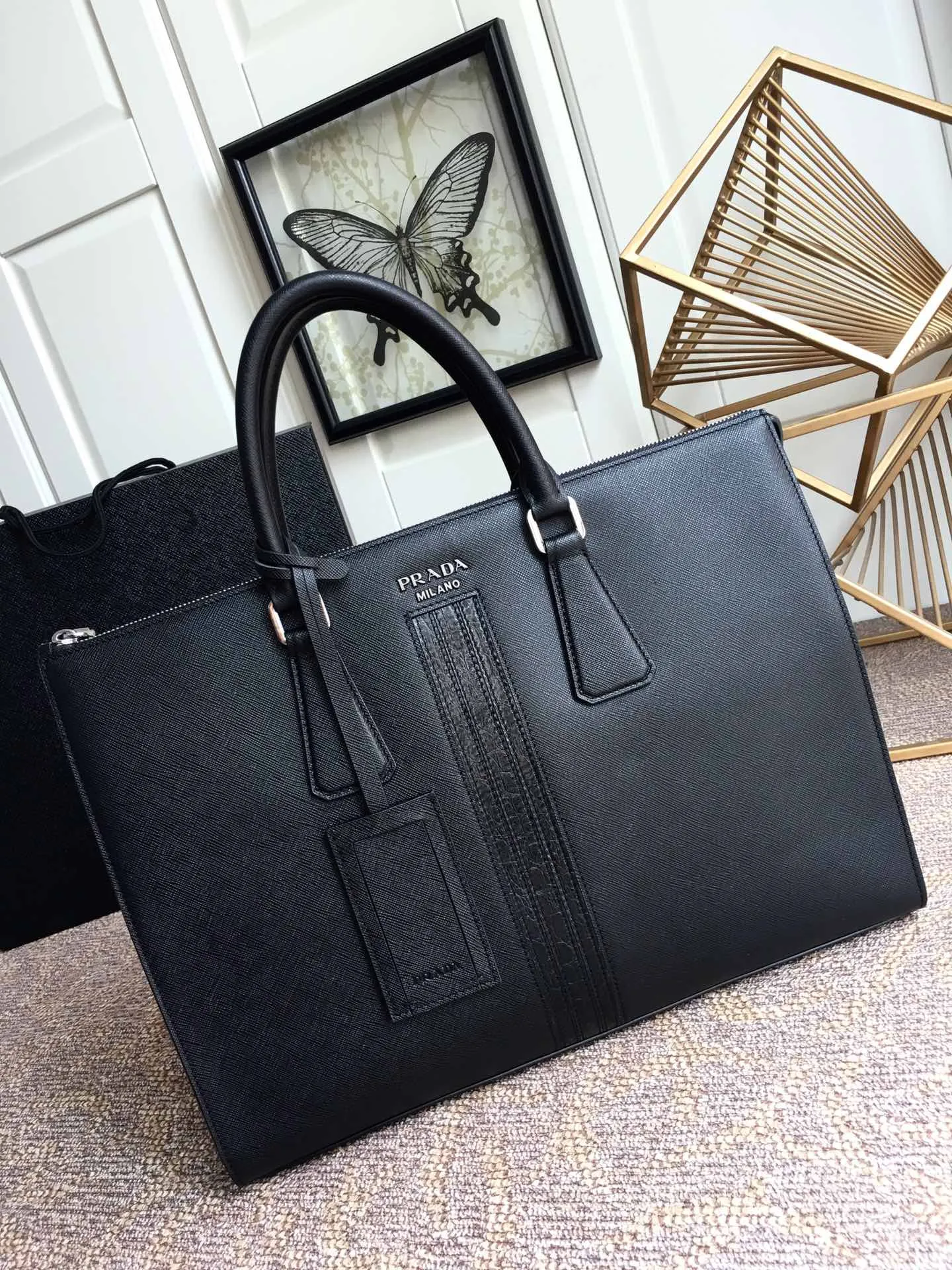 Exclusive debut 🎉🎉🎉, 2VE030G, made of original cross-grain cowhide with crocodile leather inlay in the middle, looking extra classy [strong][strong][strong], polished steel logo metal, single-layer design, one side bag/one zipper bag/two mobile phone pockets, light and practical, men's favorite😘, 175 OEM code, length 38x height 29 bottom 6, 💰2100
