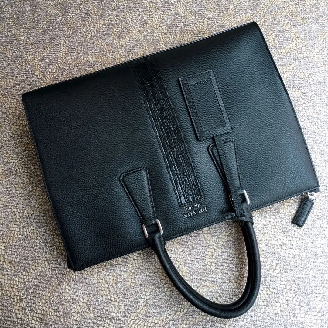 Exclusive debut 🎉🎉🎉, 2VE030G, made of original cross-grain cowhide with crocodile leather inlay in the middle, looking extra classy [strong][strong][strong], polished steel logo metal, single-layer design, one side bag/one zipper bag/two mobile phone pockets, light and practical, men's favorite😘, 175 OEM code, length 38x height 29 bottom 6, 💰2100