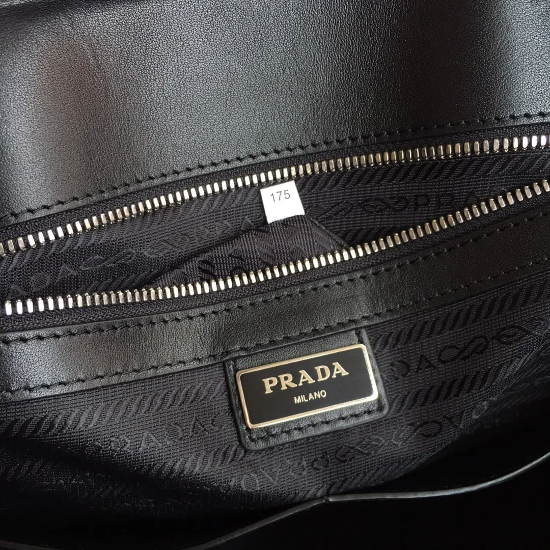 Exclusive debut 🎉🎉🎉, 2VE030G, made of original cross-grain cowhide with crocodile leather inlay in the middle, looking extra classy [strong][strong][strong], polished steel logo metal, single-layer design, one side bag/one zipper bag/two mobile phone pockets, light and practical, men's favorite😘, 175 OEM code, length 38x height 29 bottom 6, 💰2100