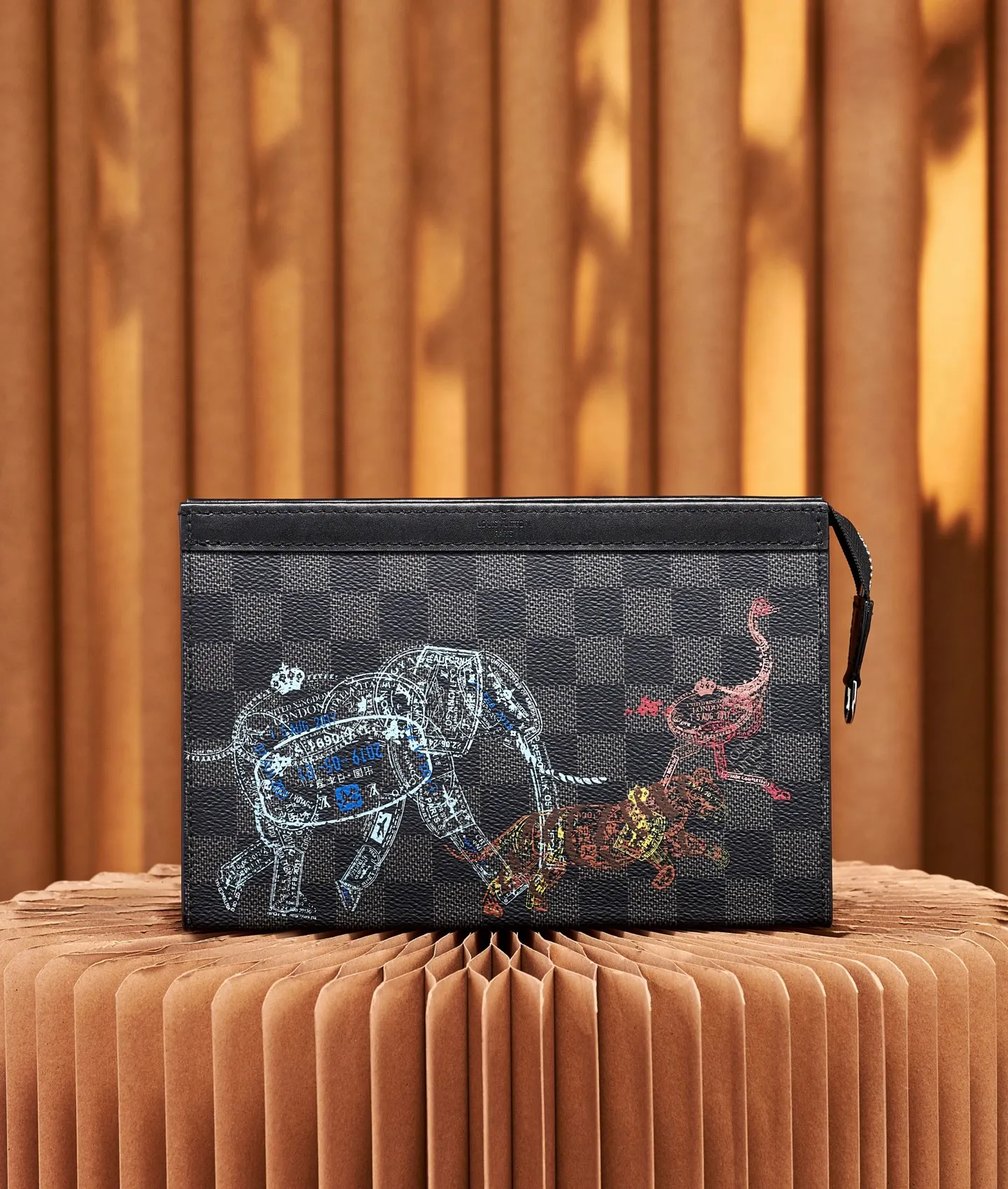 P¥640 [Top Original Order] N64608 This cross-body clutch and dual-use Gaston Wearable Wallet handbag is made of Damier Graphite canvas, with a customs seal-style pattern on the checkerboard surface to show the scene of charging elephants, tigers and ostriches. A removable card holder attached to the shoulder strap allows for touch-free payment. Dimensions: 22 x 14.5 x 4.5 cm