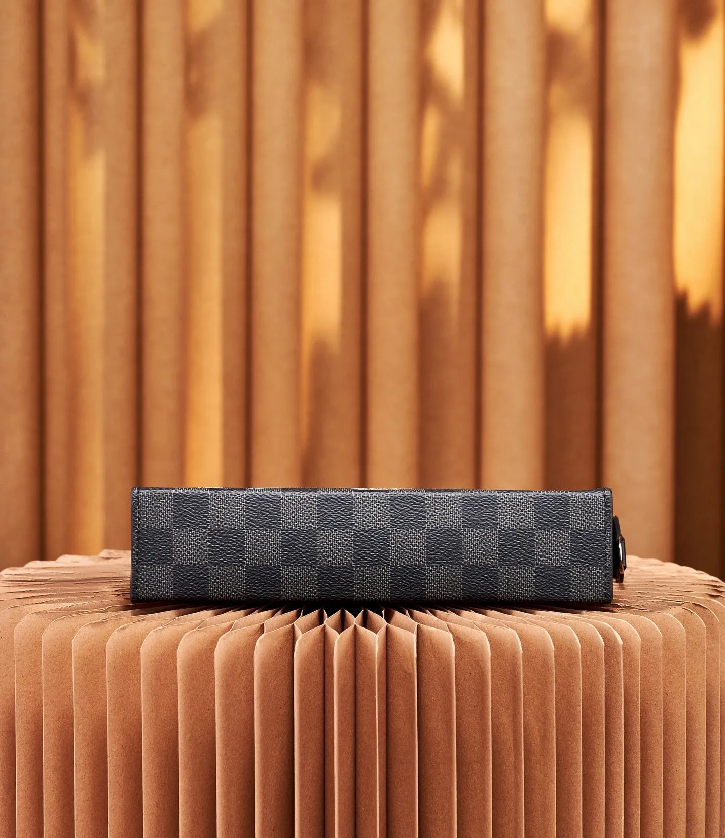 P¥640 [Top Original Order] N64608 This cross-body clutch and dual-use Gaston Wearable Wallet handbag is made of Damier Graphite canvas, with a customs seal-style pattern on the checkerboard surface to show the scene of charging elephants, tigers and ostriches. A removable card holder attached to the shoulder strap allows for touch-free payment. Dimensions: 22 x 14.5 x 4.5 cm
