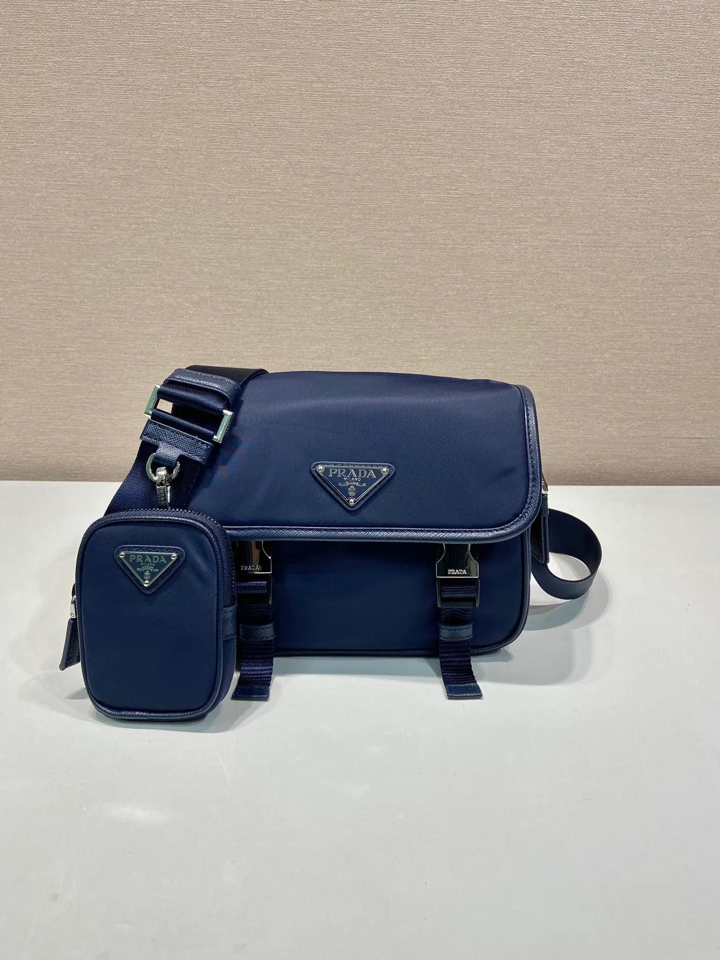 💰1120🎉New messenger bag🎉Arrived🙊Arrived🙊 New three-in-one combination messenger bag🎉Model number: 2VD034😘 The most representative nylon triangle logo element Simple latest triangle logo decoration without compressing space Super versatile😘At the same time, there is also a small charm bag hanging on the shoulder strap, which can also be hung on the trousers as an accessory👍👍The overall low-key luxury and versatile, the commuter bag can be casual or cool😎It is practical and fashionable to carry, super tasteful😘Unisex model👫👫👫 If you like it, hurry up and get it, it is a messenger bag that will never go out of style👏👏 Length 22x height 16x base 8.5cm👏👏👏💰💰💰