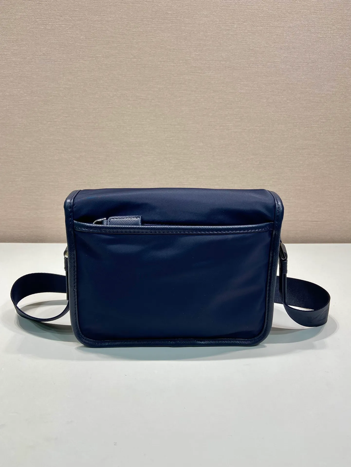 💰1120🎉New messenger bag🎉Arrived🙊Arrived🙊 New three-in-one combination messenger bag🎉Model number: 2VD034😘 The most representative nylon triangle logo element Simple latest triangle logo decoration without compressing space Super versatile😘At the same time, there is also a small charm bag hanging on the shoulder strap, which can also be hung on the trousers as an accessory👍👍The overall low-key luxury and versatile, the commuter bag can be casual or cool😎It is practical and fashionable to carry, super tasteful😘Unisex model👫👫👫 If you like it, hurry up and get it, it is a messenger bag that will never go out of style👏👏 Length 22x height 16x base 8.5cm👏👏👏💰💰💰