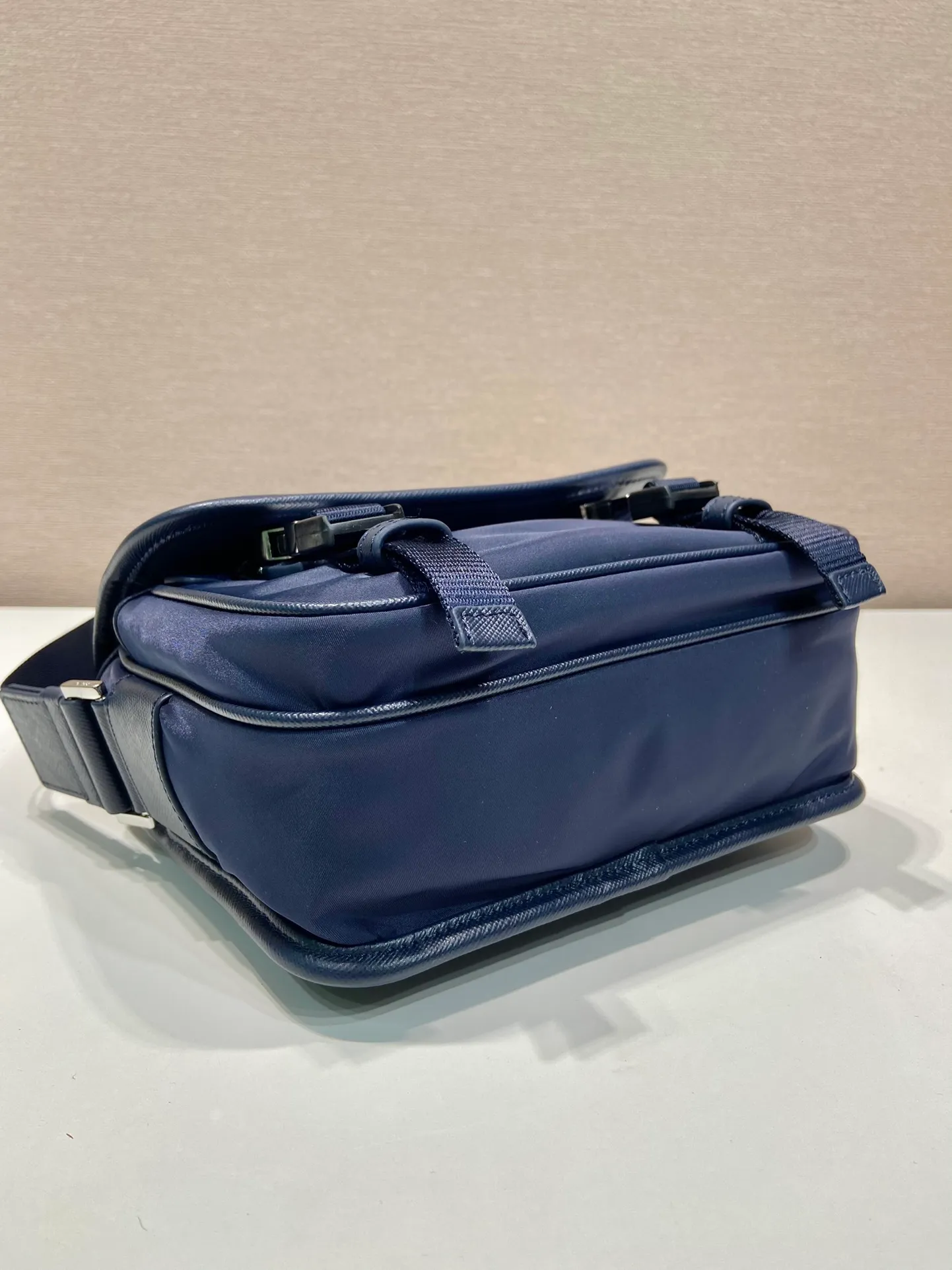 💰1120🎉New messenger bag🎉Arrived🙊Arrived🙊 New three-in-one combination messenger bag🎉Model number: 2VD034😘 The most representative nylon triangle logo element Simple latest triangle logo decoration without compressing space Super versatile😘At the same time, there is also a small charm bag hanging on the shoulder strap, which can also be hung on the trousers as an accessory👍👍The overall low-key luxury and versatile, the commuter bag can be casual or cool😎It is practical and fashionable to carry, super tasteful😘Unisex model👫👫👫 If you like it, hurry up and get it, it is a messenger bag that will never go out of style👏👏 Length 22x height 16x base 8.5cm👏👏👏💰💰💰