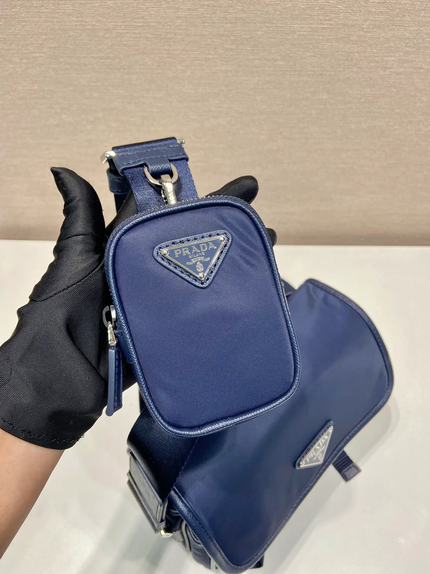 💰1120🎉New messenger bag🎉Arrived🙊Arrived🙊 New three-in-one combination messenger bag🎉Model number: 2VD034😘 The most representative nylon triangle logo element Simple latest triangle logo decoration without compressing space Super versatile😘At the same time, there is also a small charm bag hanging on the shoulder strap, which can also be hung on the trousers as an accessory👍👍The overall low-key luxury and versatile, the commuter bag can be casual or cool😎It is practical and fashionable to carry, super tasteful😘Unisex model👫👫👫 If you like it, hurry up and get it, it is a messenger bag that will never go out of style👏👏 Length 22x height 16x base 8.5cm👏👏👏💰💰💰