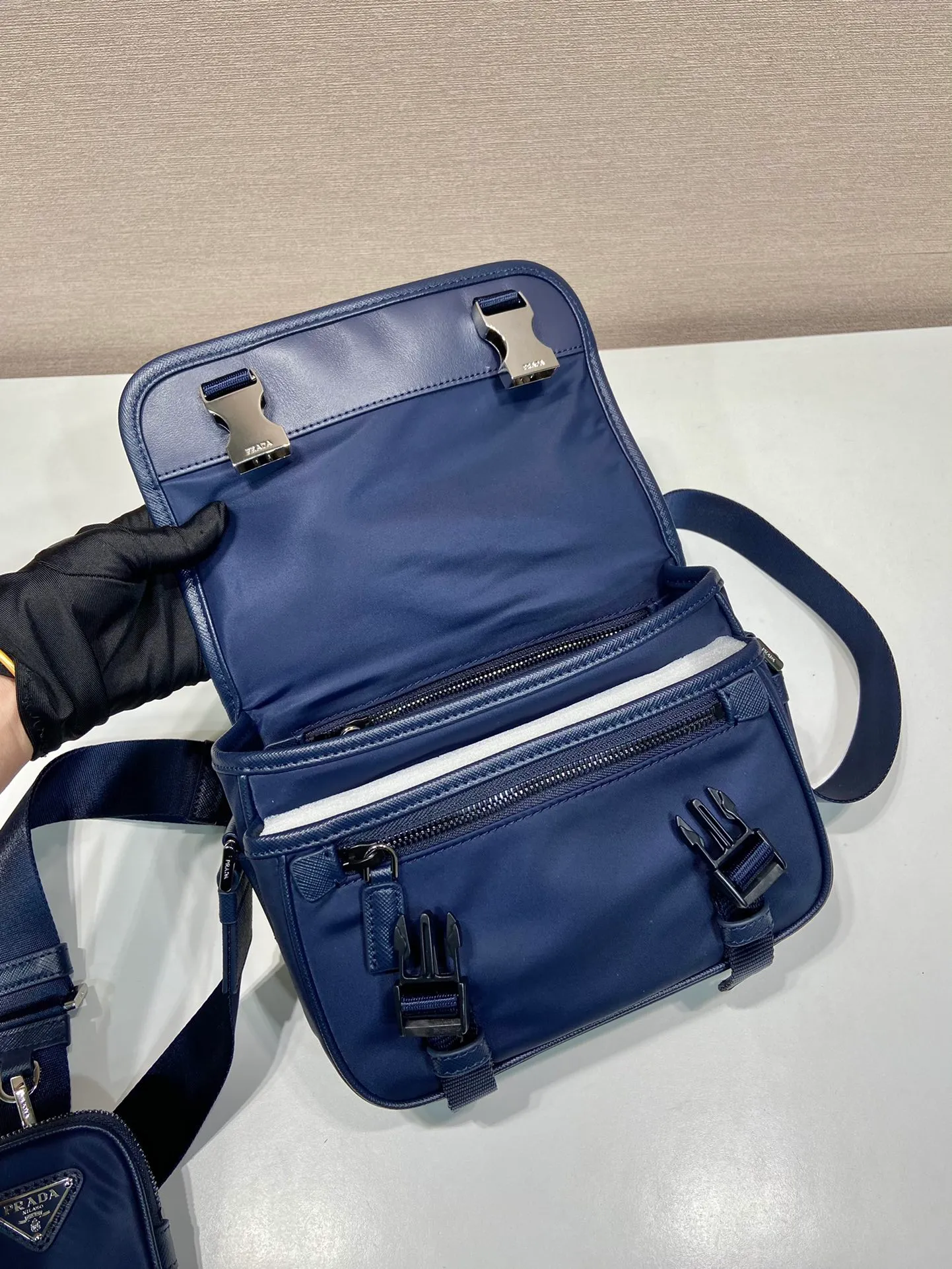 💰1120🎉New messenger bag🎉Arrived🙊Arrived🙊 New three-in-one combination messenger bag🎉Model number: 2VD034😘 The most representative nylon triangle logo element Simple latest triangle logo decoration without compressing space Super versatile😘At the same time, there is also a small charm bag hanging on the shoulder strap, which can also be hung on the trousers as an accessory👍👍The overall low-key luxury and versatile, the commuter bag can be casual or cool😎It is practical and fashionable to carry, super tasteful😘Unisex model👫👫👫 If you like it, hurry up and get it, it is a messenger bag that will never go out of style👏👏 Length 22x height 16x base 8.5cm👏👏👏💰💰💰
