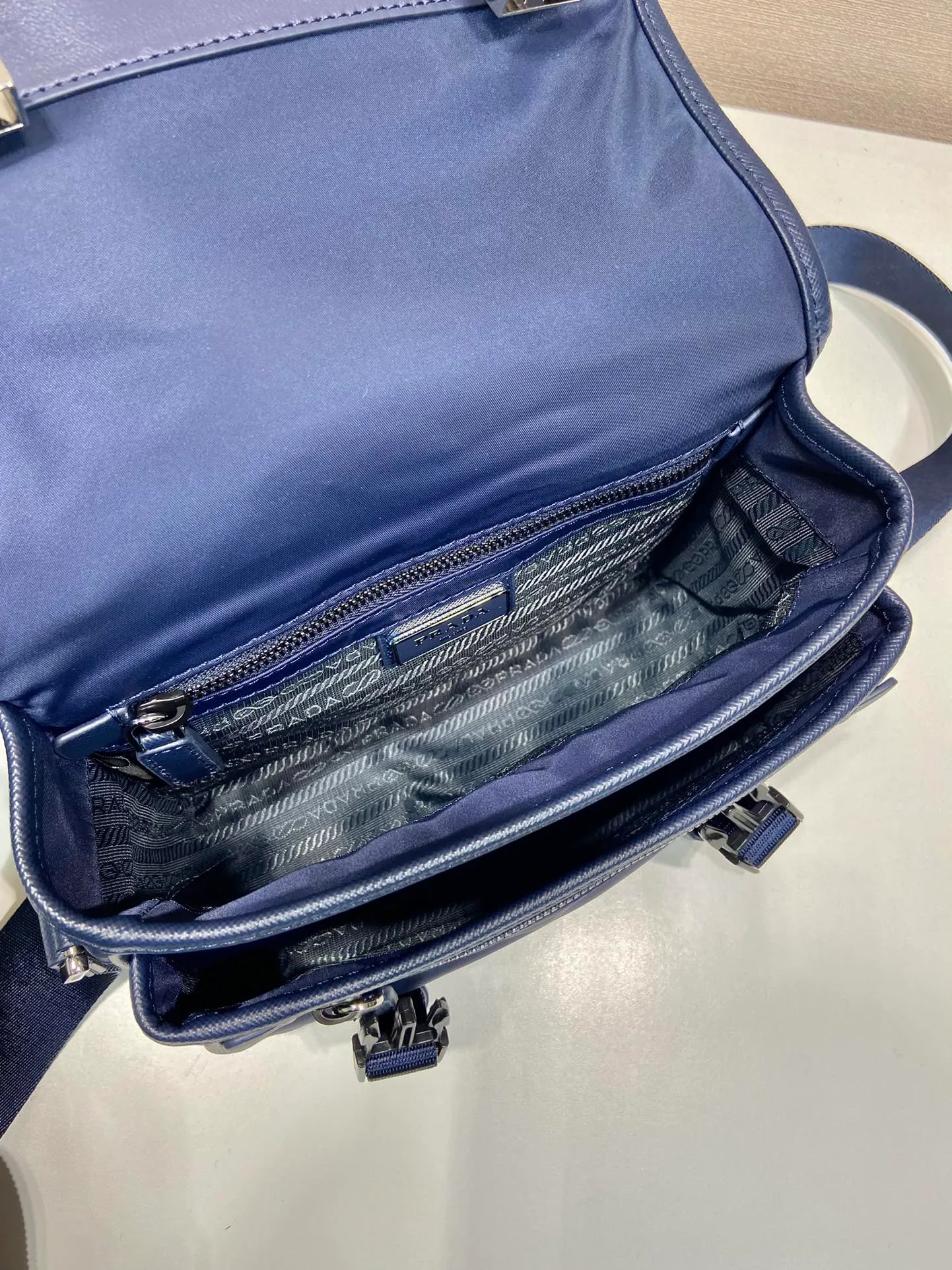 💰1120🎉New messenger bag🎉Arrived🙊Arrived🙊 New three-in-one combination messenger bag🎉Model number: 2VD034😘 The most representative nylon triangle logo element Simple latest triangle logo decoration without compressing space Super versatile😘At the same time, there is also a small charm bag hanging on the shoulder strap, which can also be hung on the trousers as an accessory👍👍The overall low-key luxury and versatile, the commuter bag can be casual or cool😎It is practical and fashionable to carry, super tasteful😘Unisex model👫👫👫 If you like it, hurry up and get it, it is a messenger bag that will never go out of style👏👏 Length 22x height 16x base 8.5cm👏👏👏💰💰💰