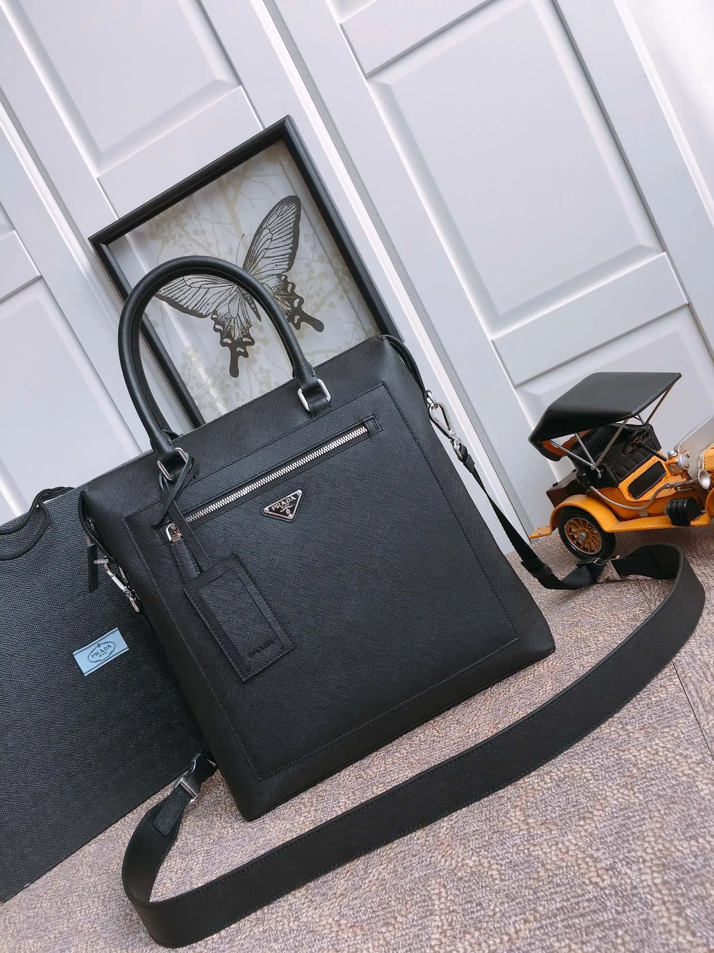 💰2000〽️Exclusive first launch〽️New 2VG046 men's bag💼💼Top original item👏🏻👏🏻Made of imported Saffano leather material, double leather handles, detachable shoulder strap with internal logo Brand, premium brushed hardware, zipper closure, front zippered pocket, three interior compartments, one with a zipper, magnetic fastening outer pocket, dedicated interior compartment, one sidewall stitched zippered pocket, two cell phone pockets. Length 33x height 35x bottom 8cm. The shape is the best among men’s bags 🙊🙊, 🤙🤙🤙💰